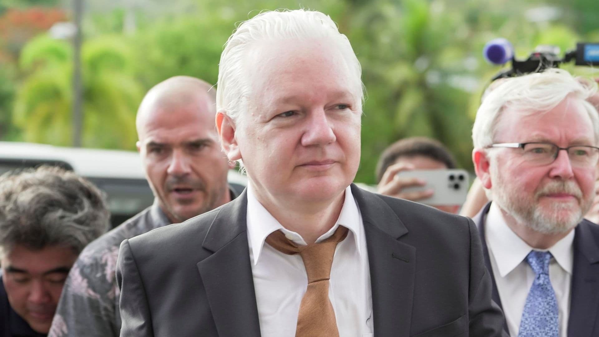 Julian Assange Sale del Tribunal como Hombre Libre tras Declararse Culpable de Conspiración
