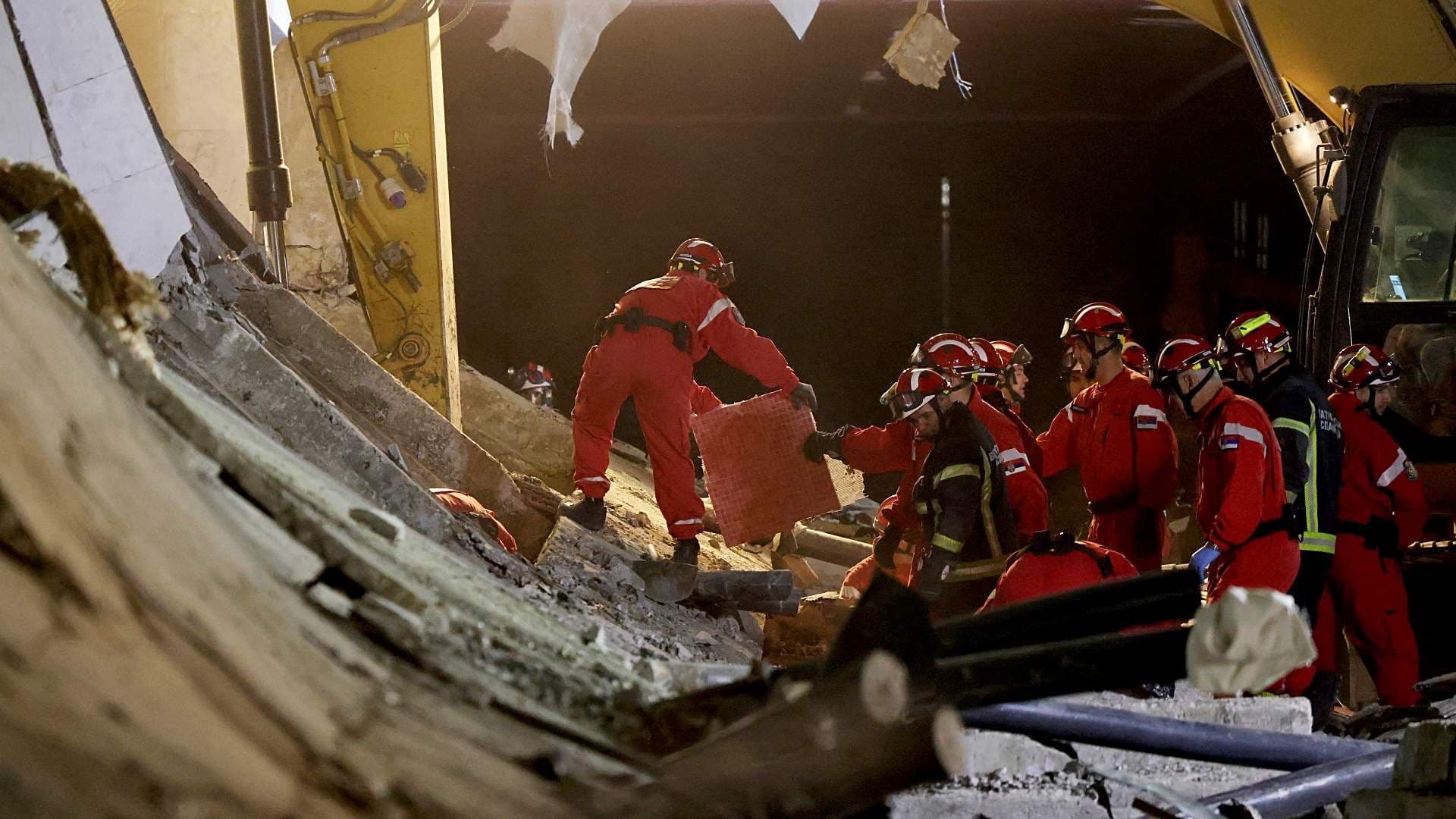 Derrumbe de Techo en Estación de Trenes Deja al Menos 13 Muertos en Serbia