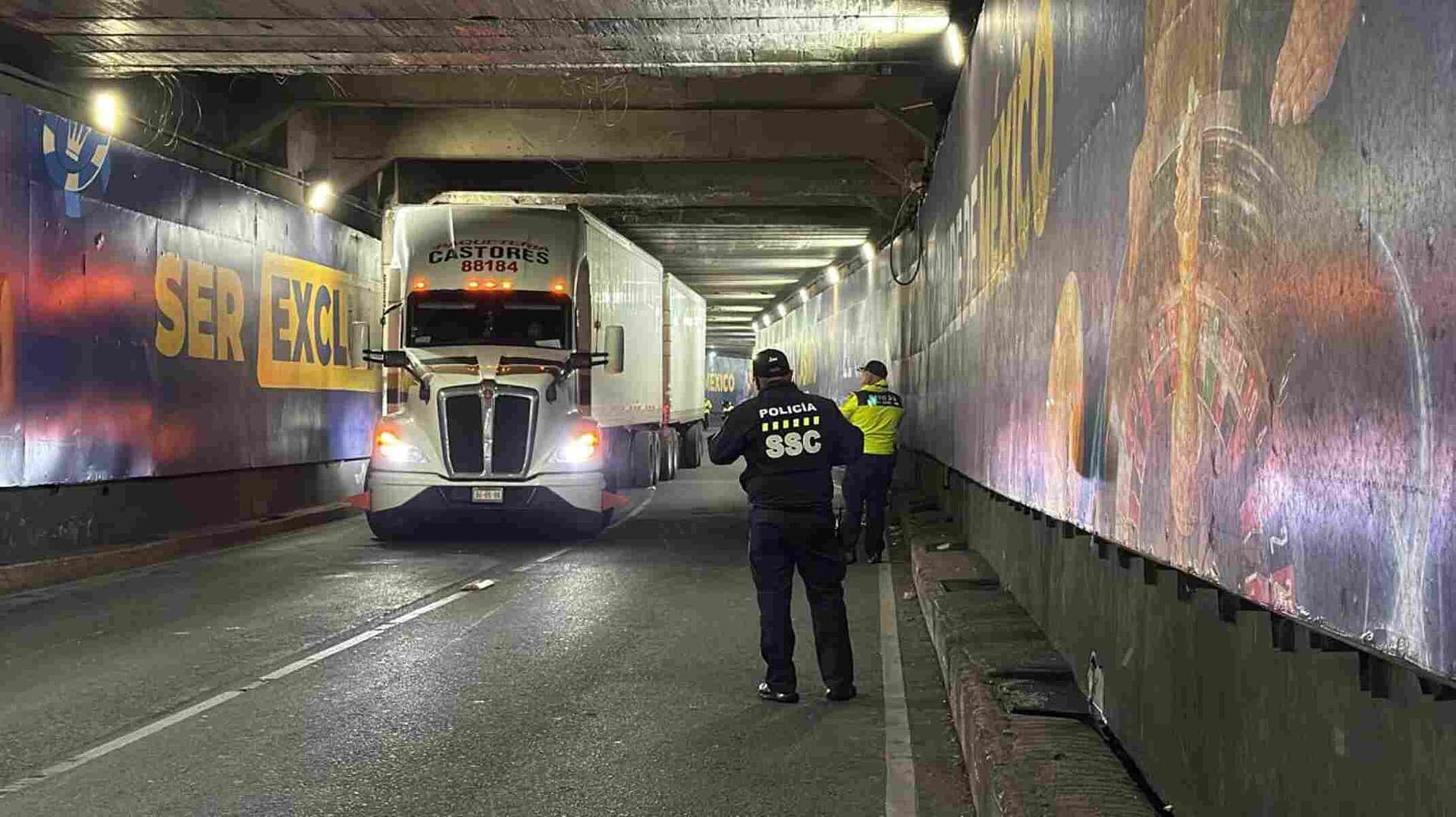 Tráiler se Atora en Bajopuente de Av. Chapultepec, CDMX