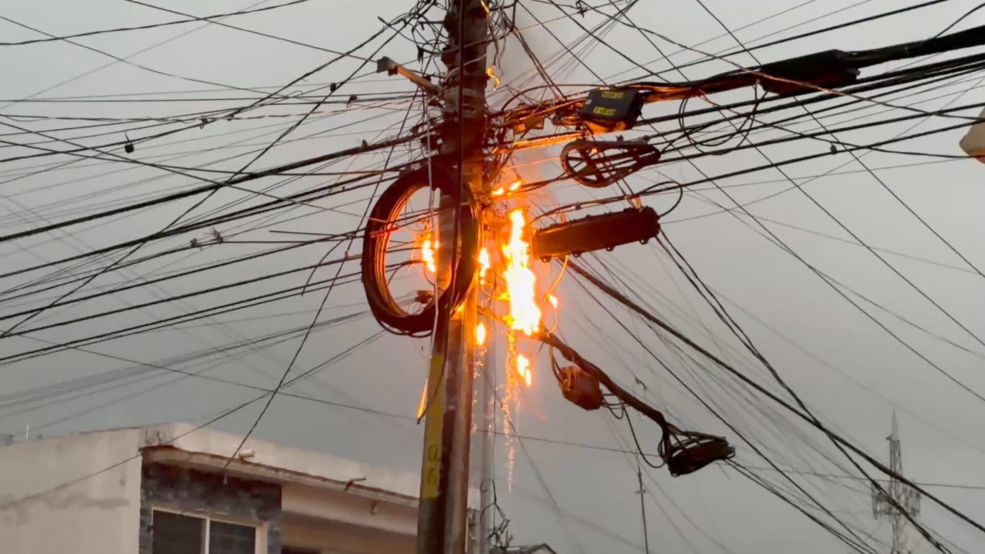 Cableado se Incendia en Poste de la Avenida Vía Muerta en Boca del Río