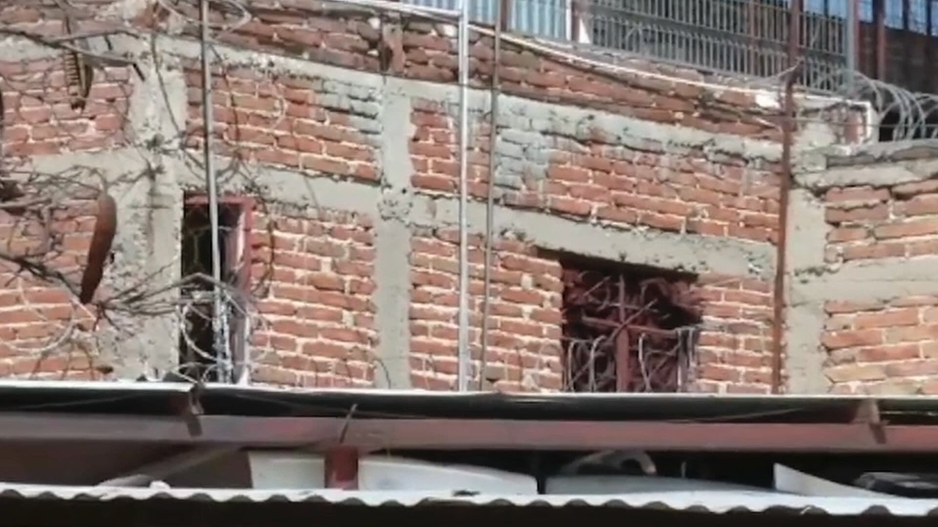 Vecinos Denuncian que un Joven Está Encerrado en su Casa en Loma Bonita en León