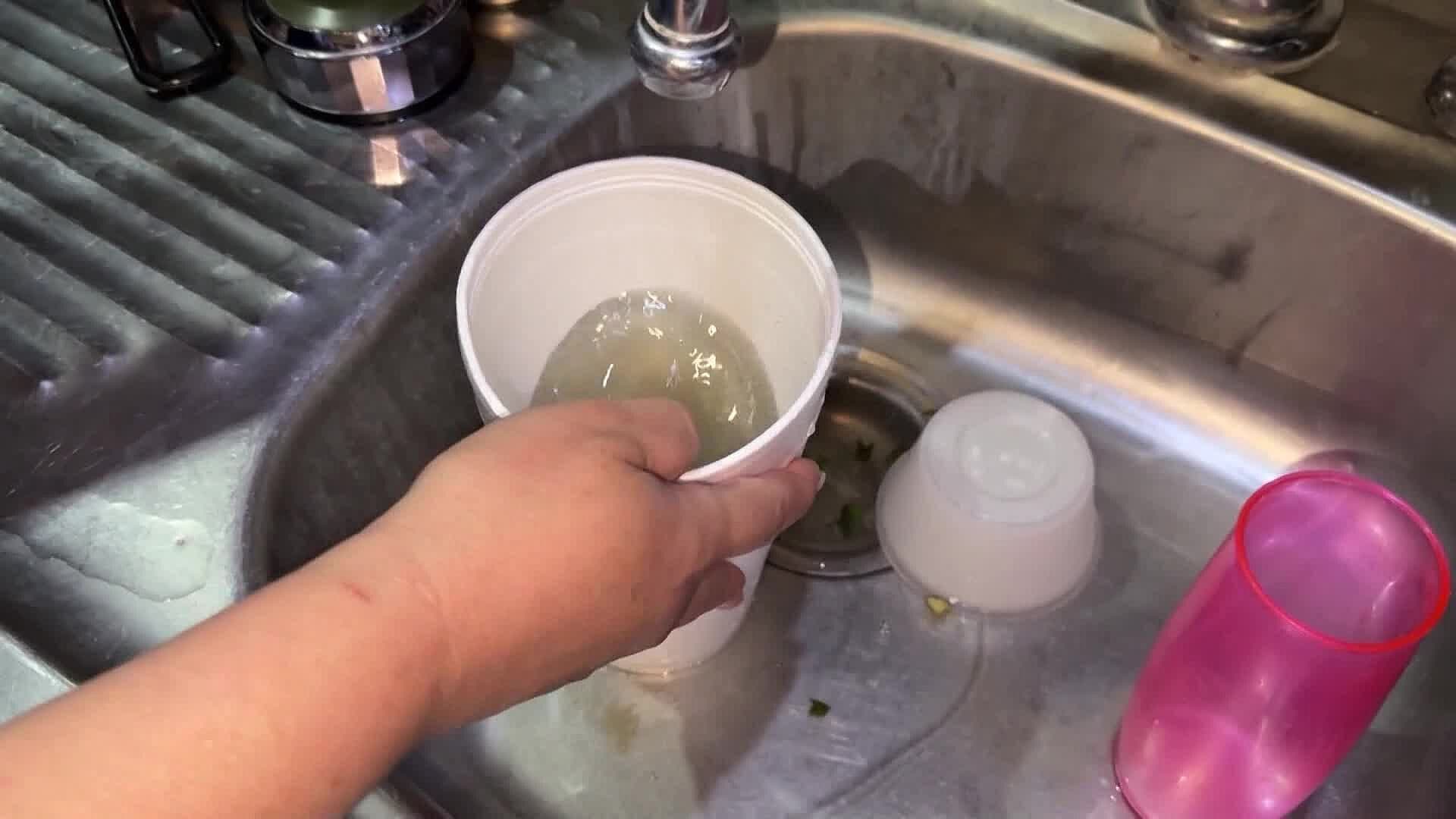 Vecinos de Oblatos, en Guadalajara, Afirman que el Agua Sale Más Sucia: "Se Ve como Gelatina"
