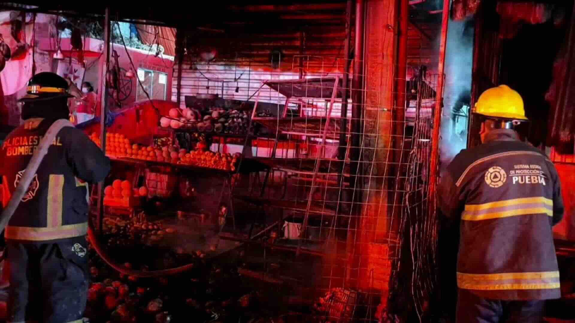 Incendio Consume Parte del Mercado Emiliano Zapata en Puebla; Solo Daños Materiales