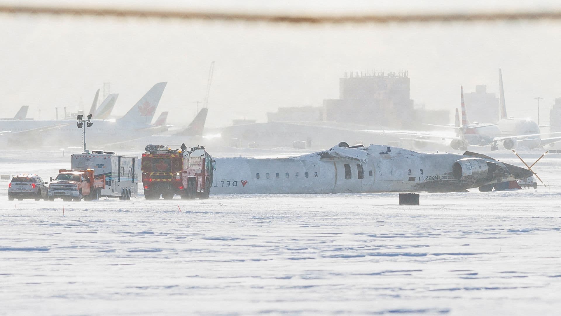 Video del Momento Exacto en que Avión se Estrella y Queda de Cabeza en Toronto