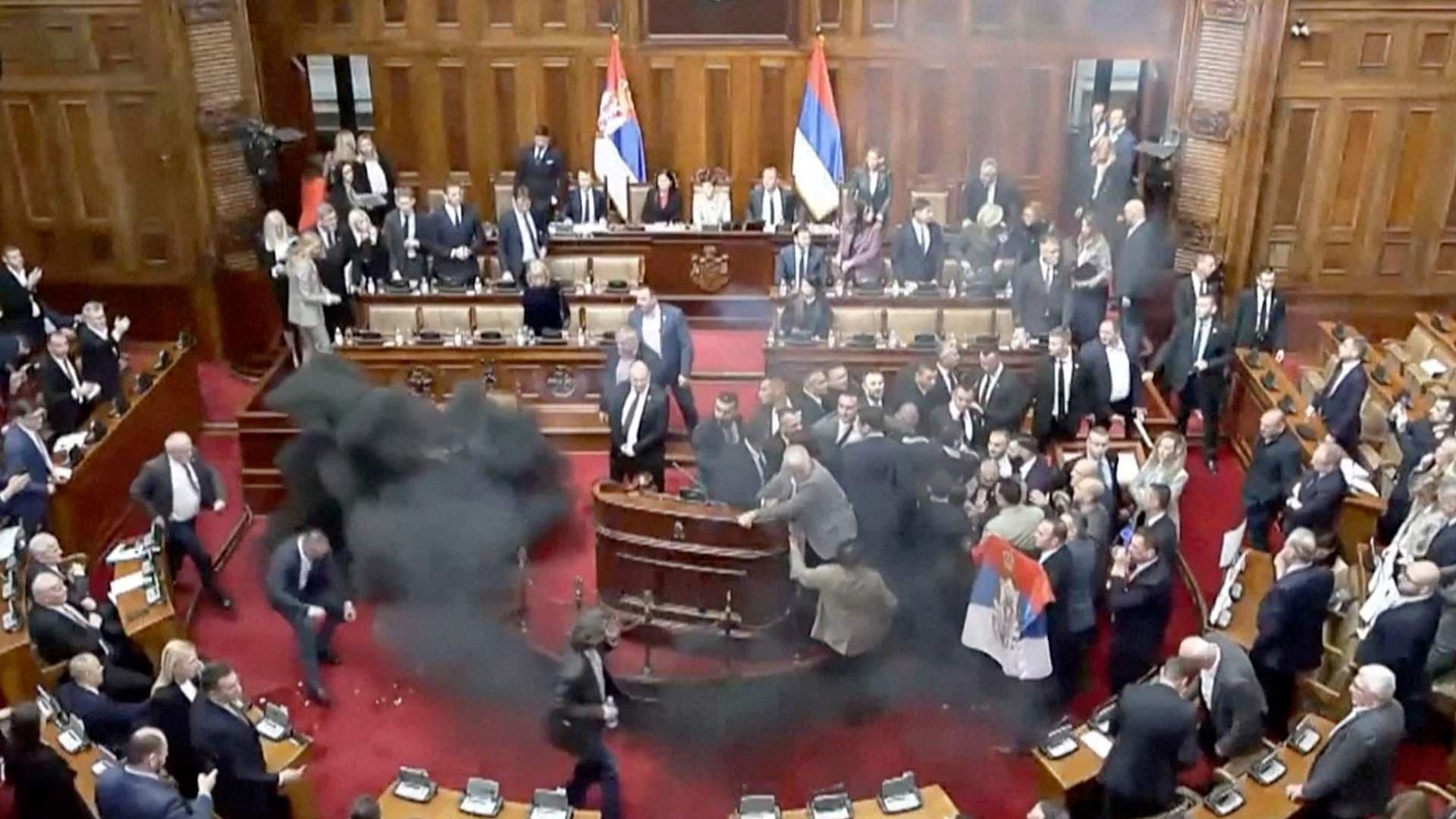 Video: Momento en que Legisladores Lanzan Bombas de Humo en Parlamento de Serbia por Disputa