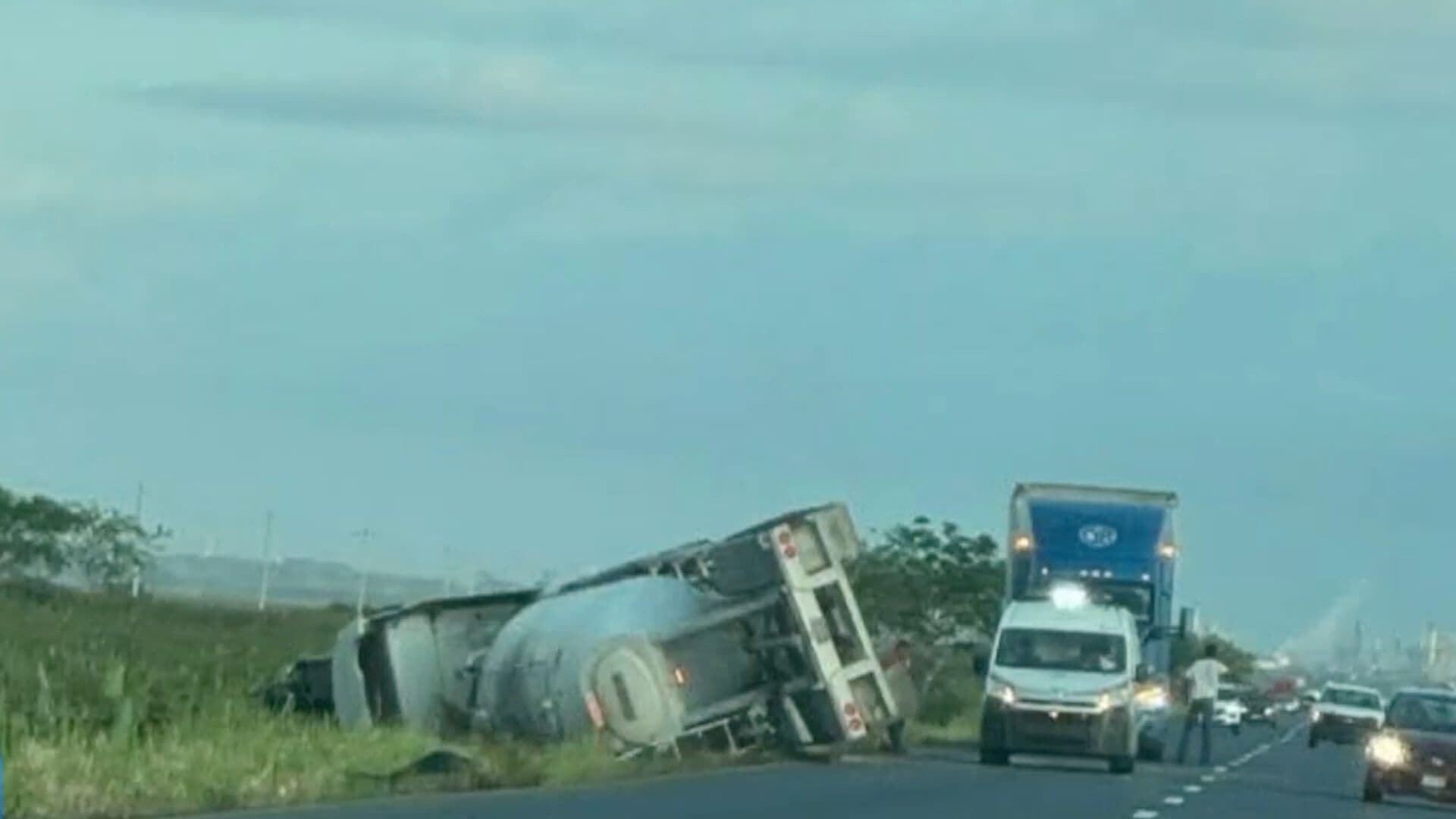 Tráiler se Sale del Camino y Vuelca en la Carretera Las Matas en Veracruz