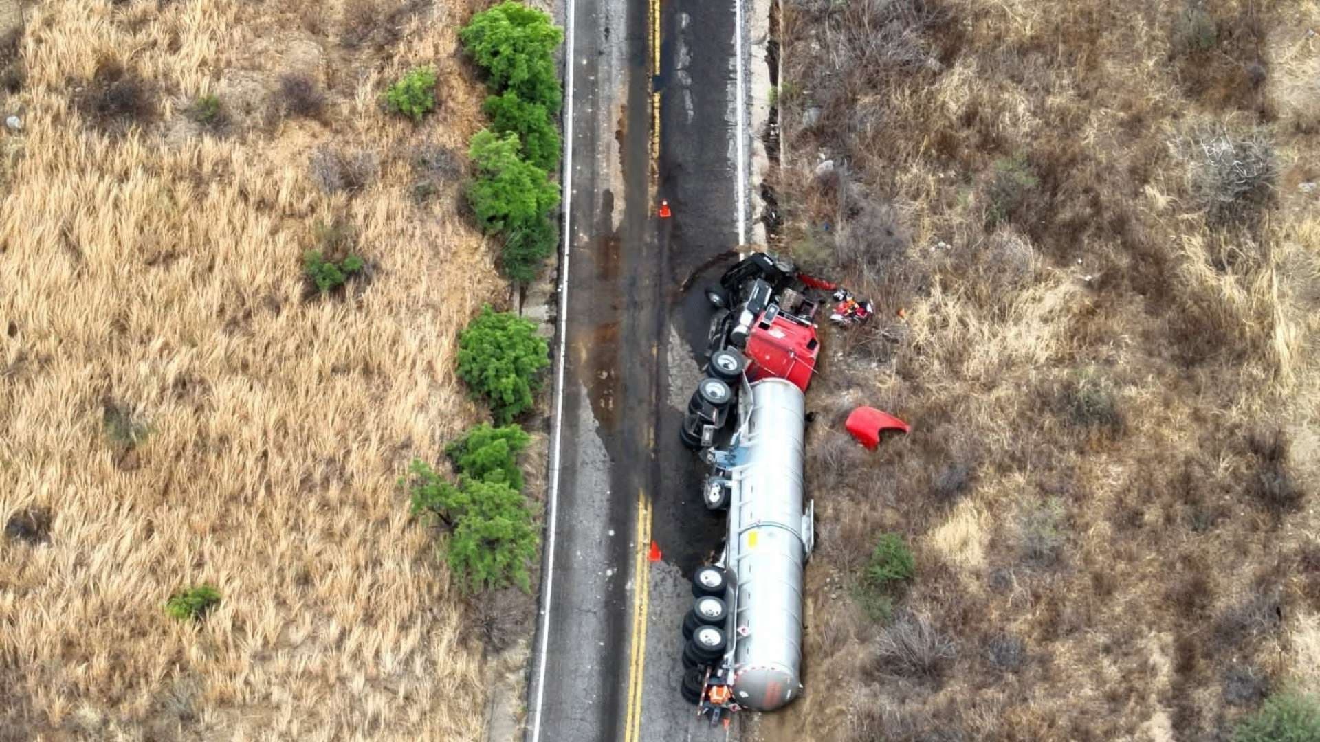 Cierran Carretera Moctezuma - Mazocahui por Volcamiento de Pipa con Material Tóxico
