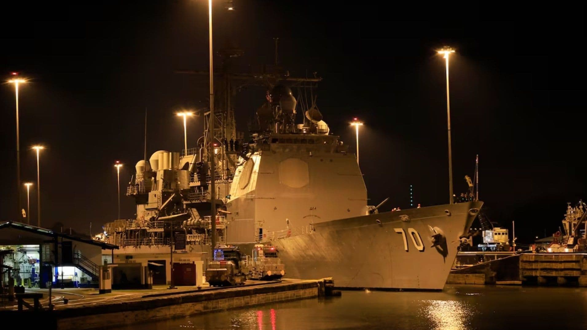 Buque Lanzamisiles de EUA USS Lake Erie Ingresa al Canal de Panamá Rumbo al Caribe