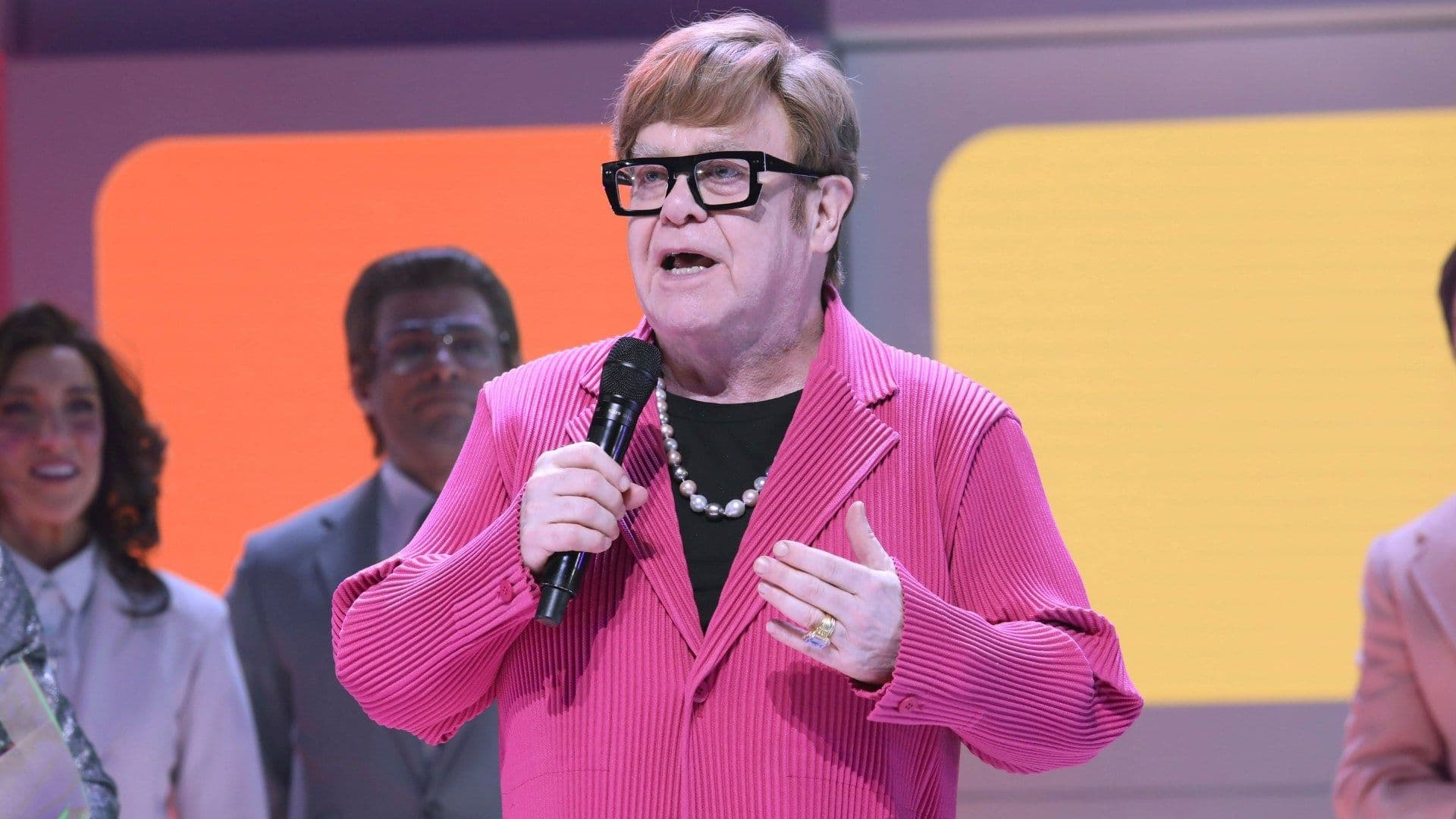 Elton John Revela que Perdió Visión en un Ojo, ¿Qué le Pasó?