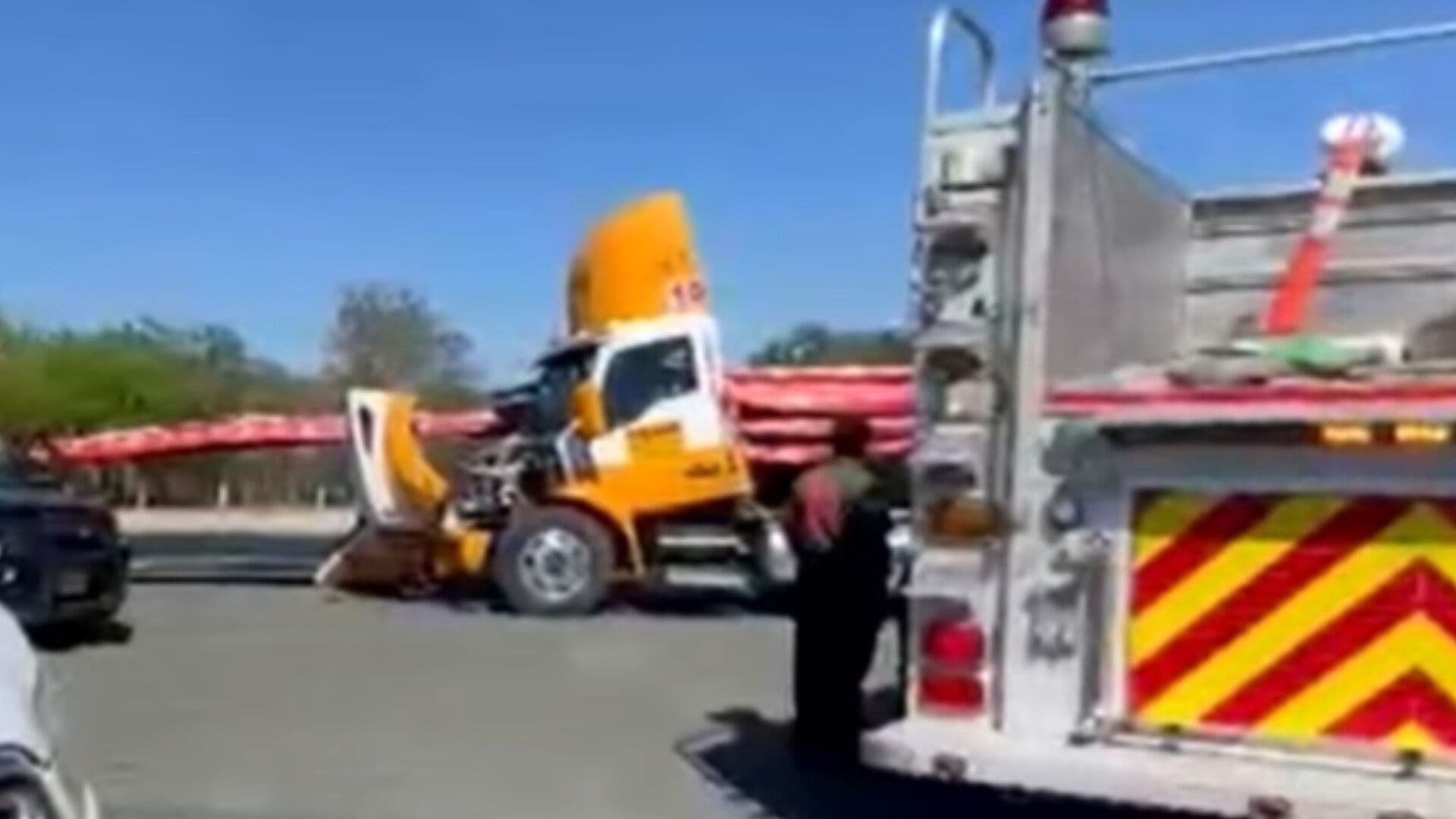 Carga se Desplaza a Cabina de Tráiler y Chofer Muere en Ciénega de Flores, NL