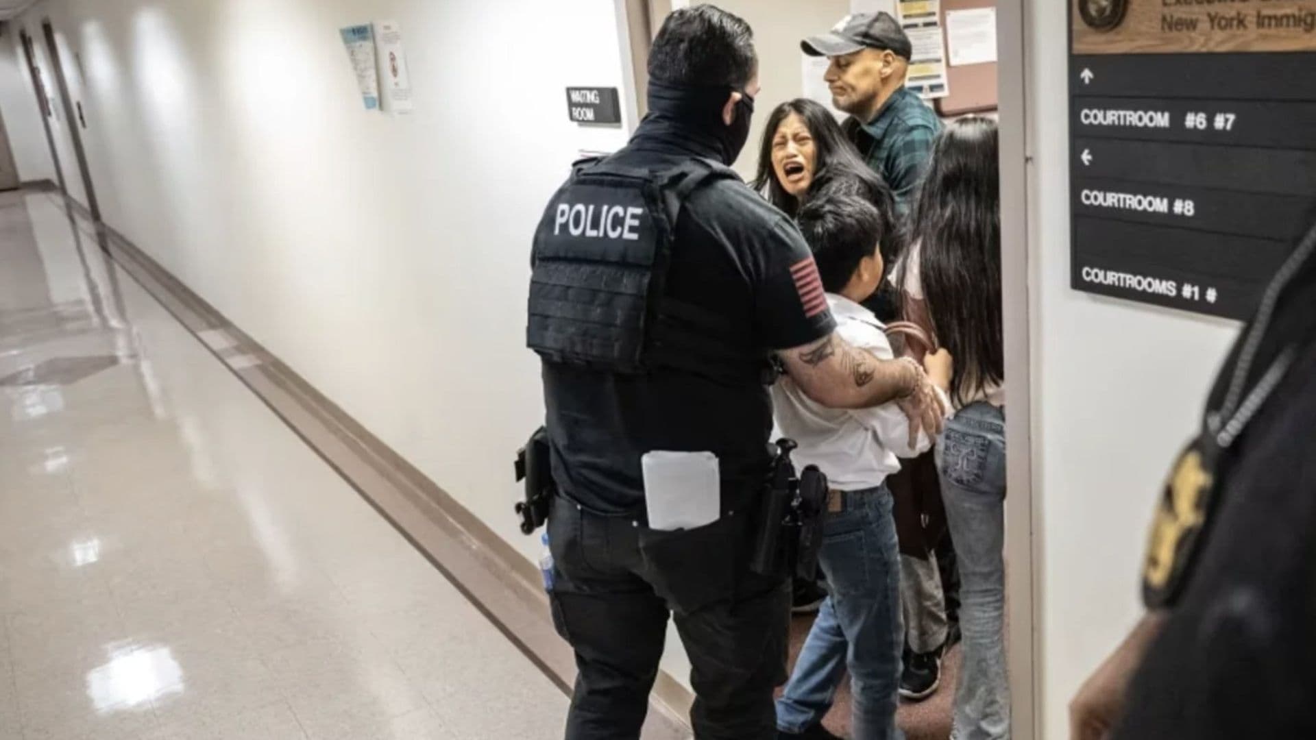 Suspenden e Investigan a Oficial de ICE que Agredió a Mujer Ecuatoriana en Tribunal de Manhattan