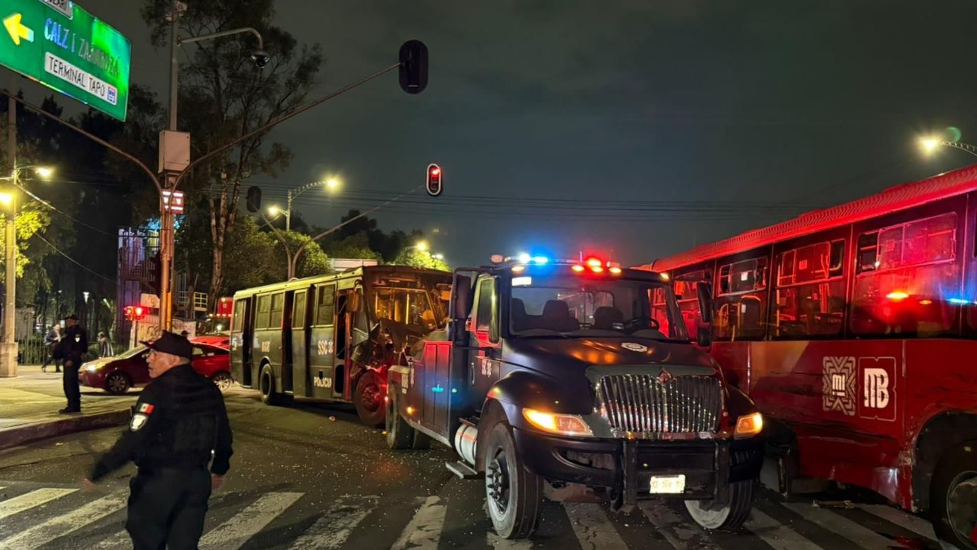 Camión de SSC que Iba a Atender Reporte de Disparos choca vs Metrobús de L5 en Eduardo Molina