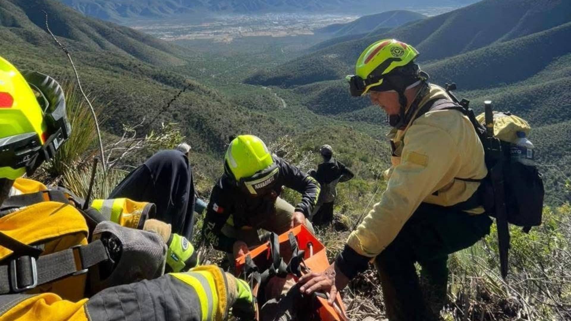 Rescatan a Hombre con Piernas Fracturadas en la Sierra en Bustamante, Tamaulipas