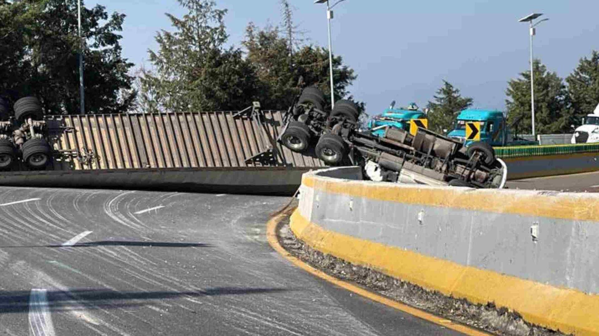 Muere una Persona tras Volcadura de un Tráiler en "La Pera" de la México-Cuernavaca