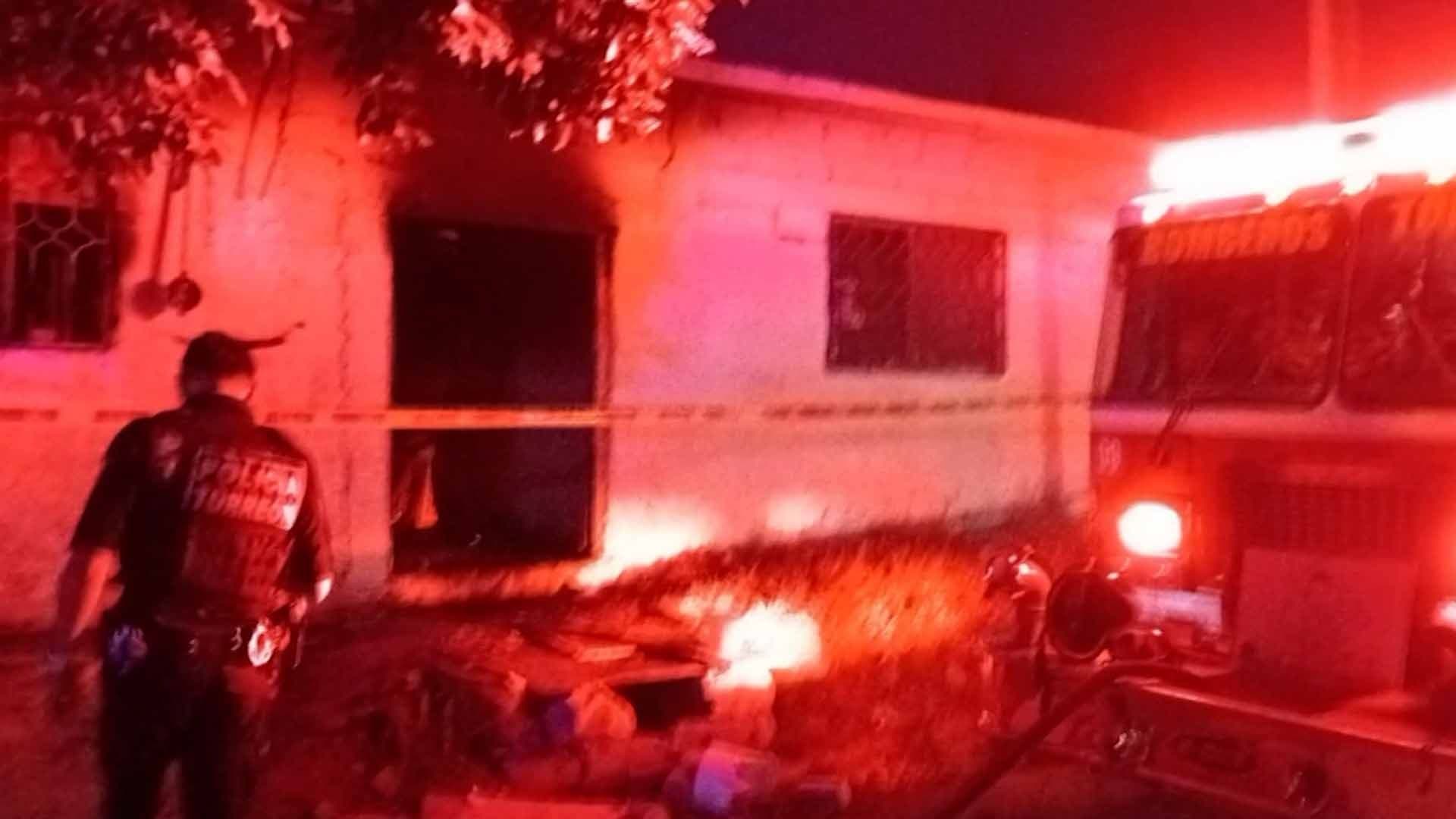 Muere Hombre al Quedar Atrapado tras Incendio de Casa en Colonia La Victoria en Torreón