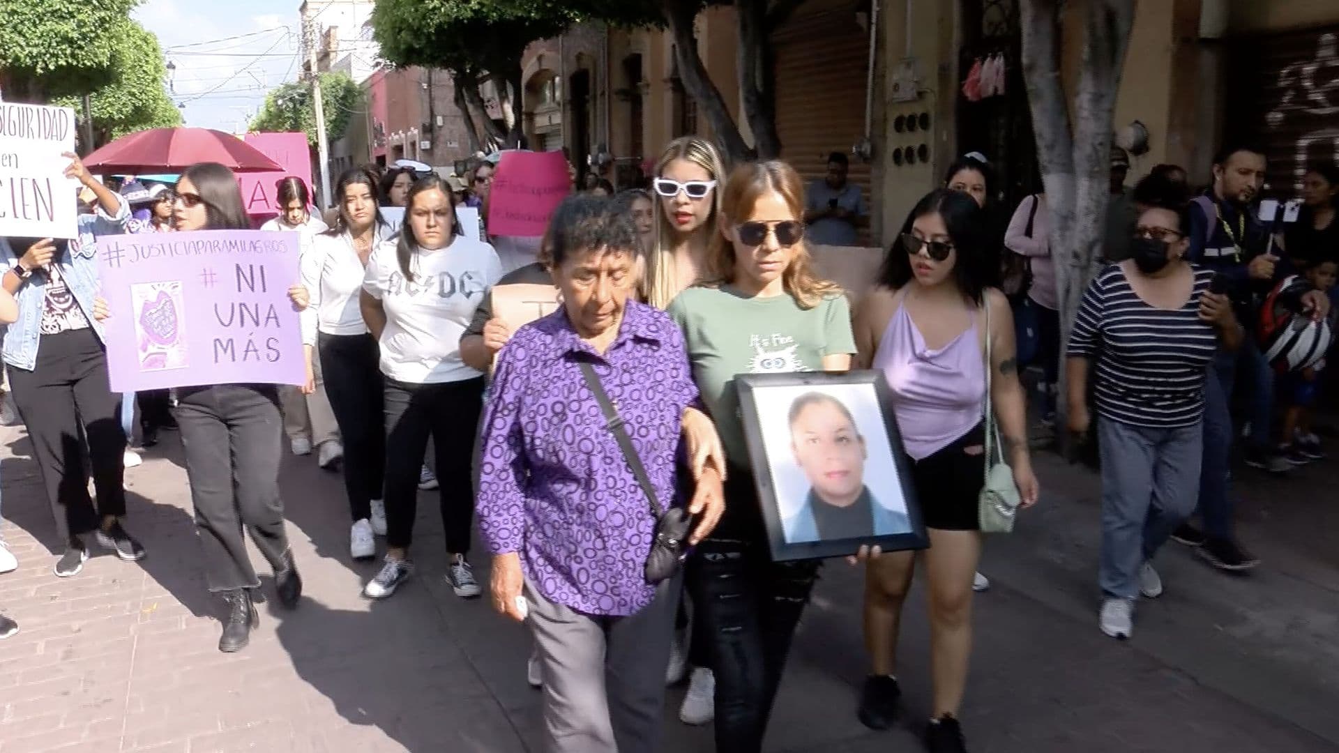 Marchan en Busca de Justicia por la Muerte de Milagros Monserrat