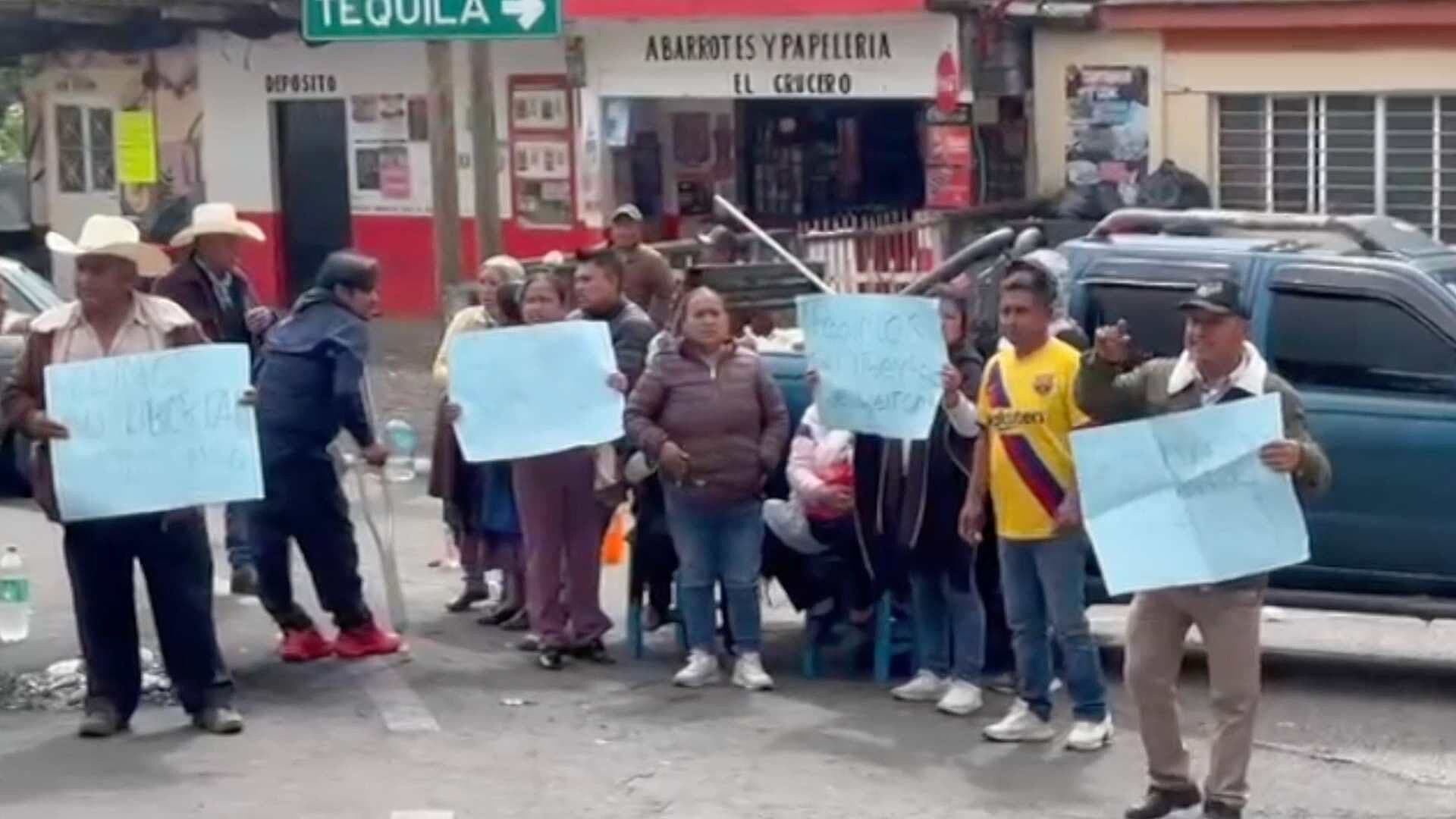 Cumplen 17 Horas de Bloqueo en la Sierra de Zongolica tras Detención de Hombre
