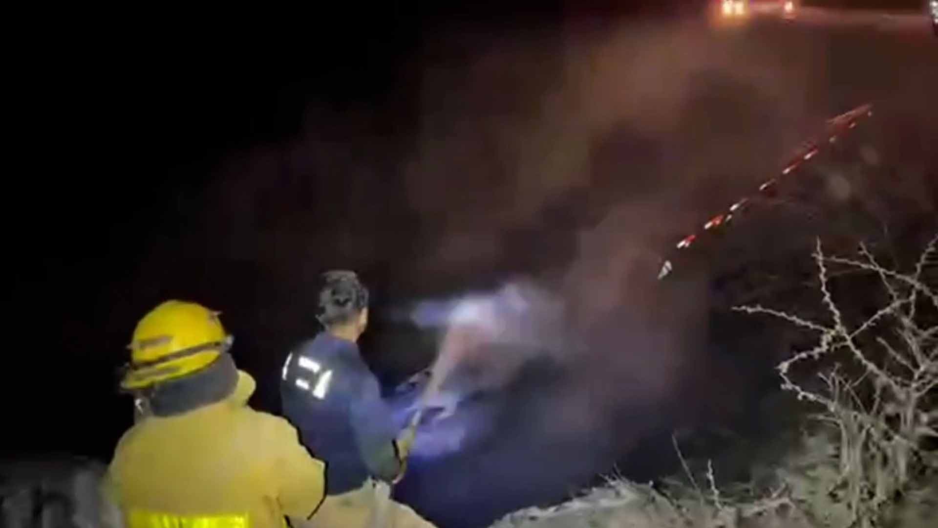 Tráiler Cae a Barranco y se Incendia en Carretera Monclova-Saltillo; Muere Chófer
