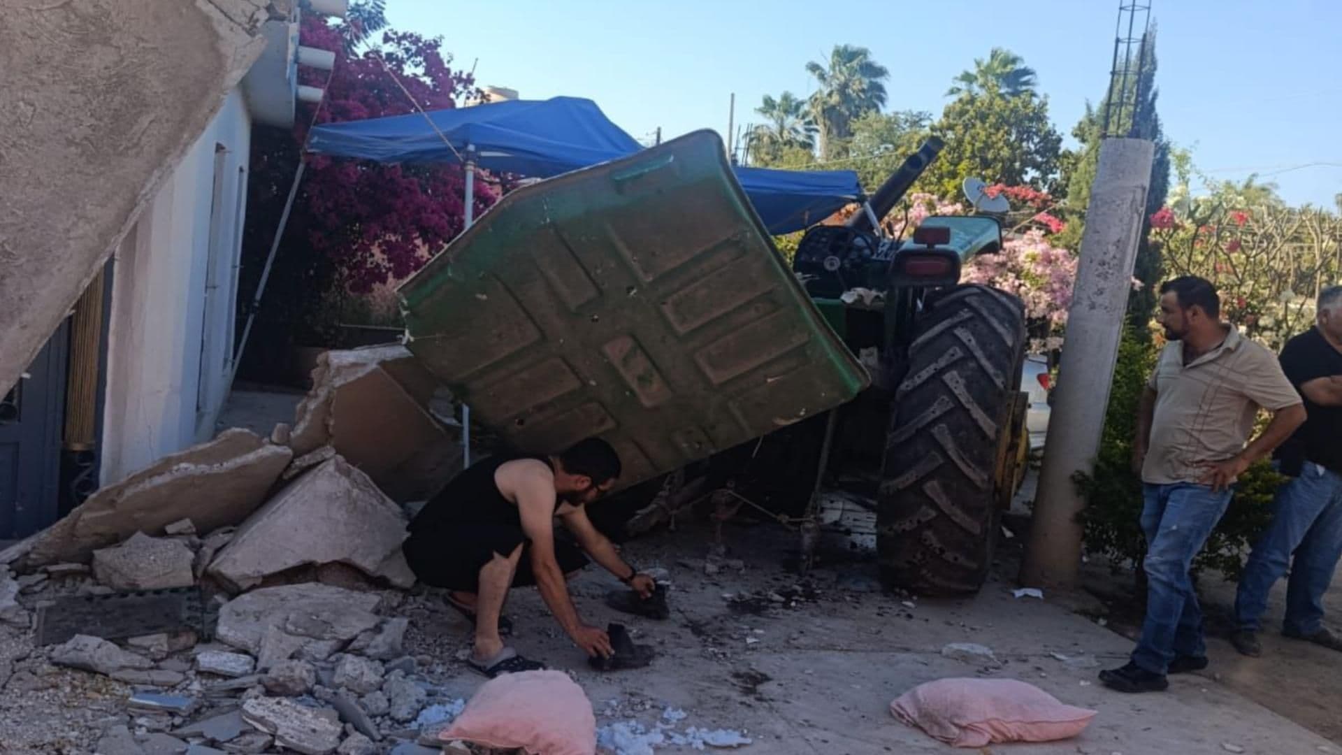 Conductor de Tractor Choca Contra Vivienda en Ahome en Sinaloa; Resulta Lesionado