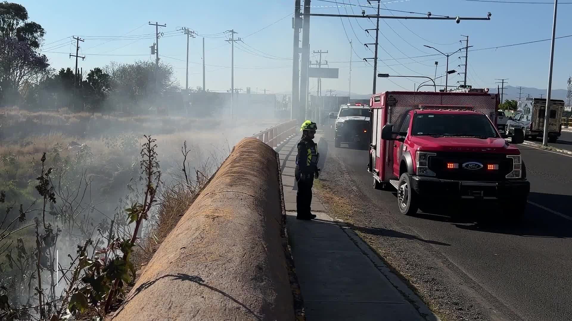 Controlan Incendio de Pastizal en Boulevard de Las Américas, Querétaro