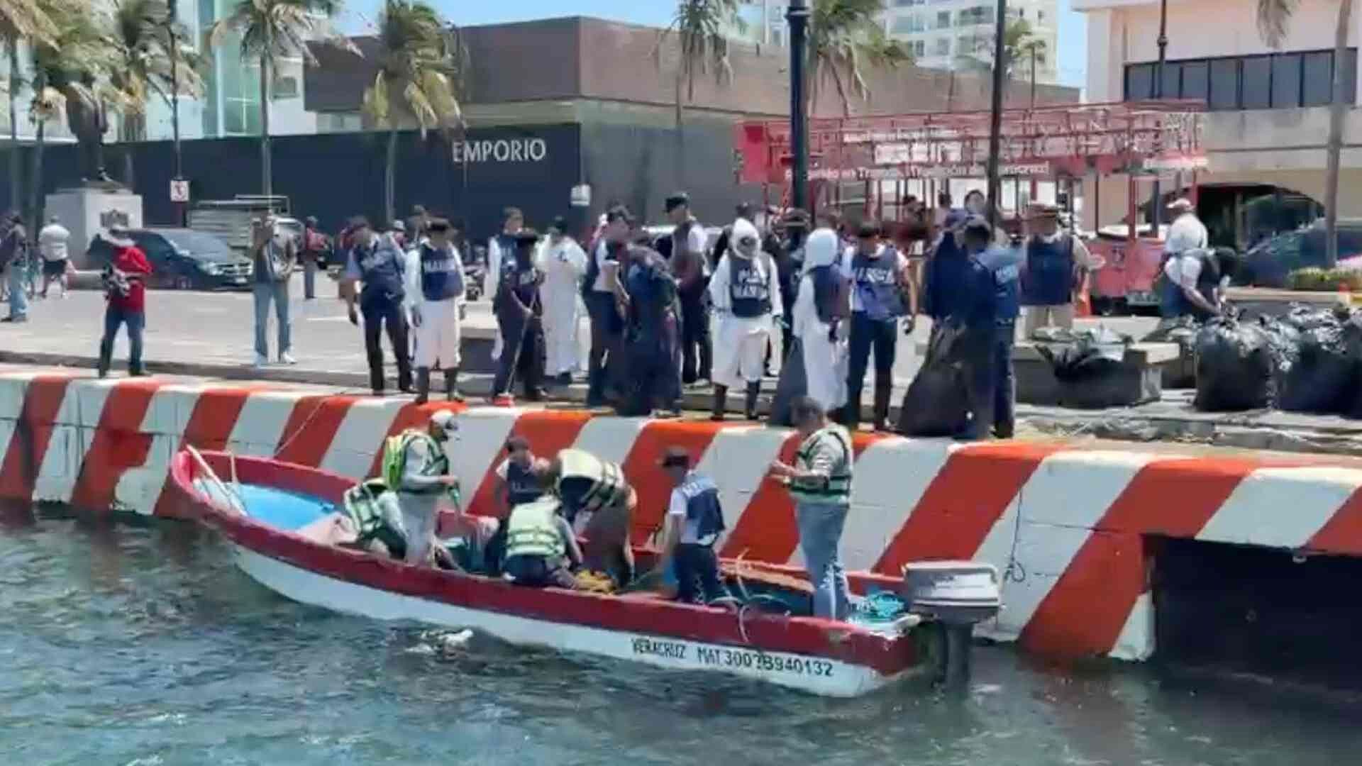 Personal de Marina y Pescadores Limpian Restos de Hidrocarburo en Zona del Malecón de Veracruz