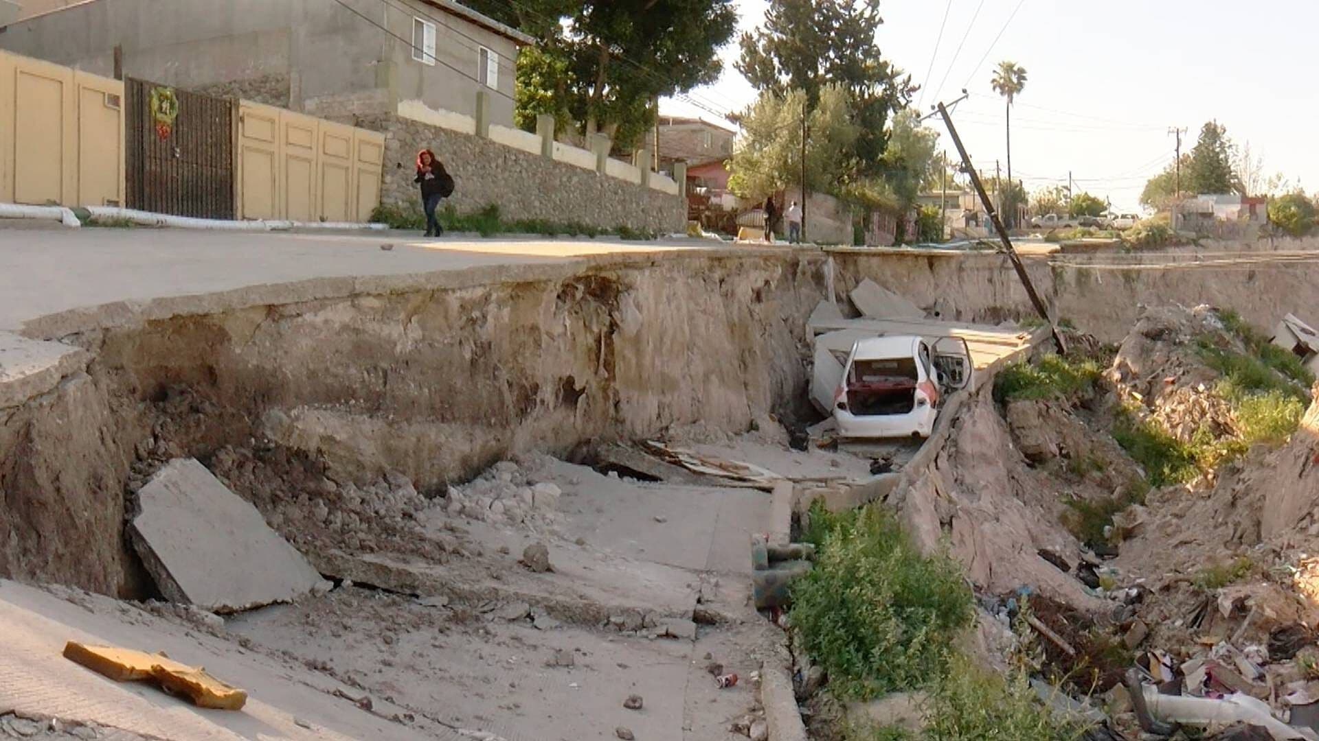 Lluvia Agrava Deslizamiento y Riesgo por Tierra Inestable en la Colonia Reforma en Tijuana