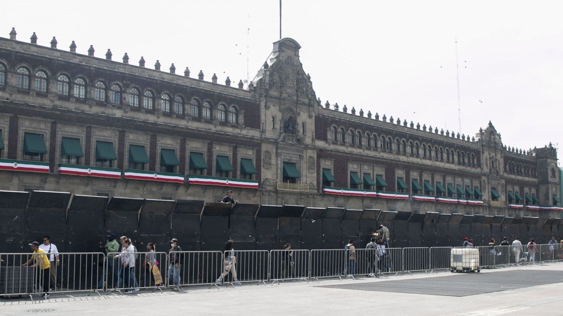 Sheinbaum Explica Qué Pasó con la Persona que Tomó el Sol en Ventana de Palacio Nacional