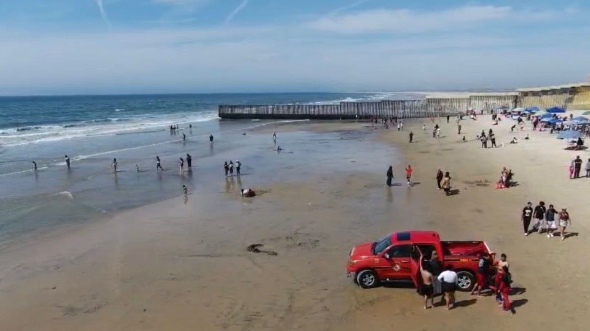 Salvavidas Rescatan a Dos Personas en Riesgo Dentro del Mar en Playas de Tijuana