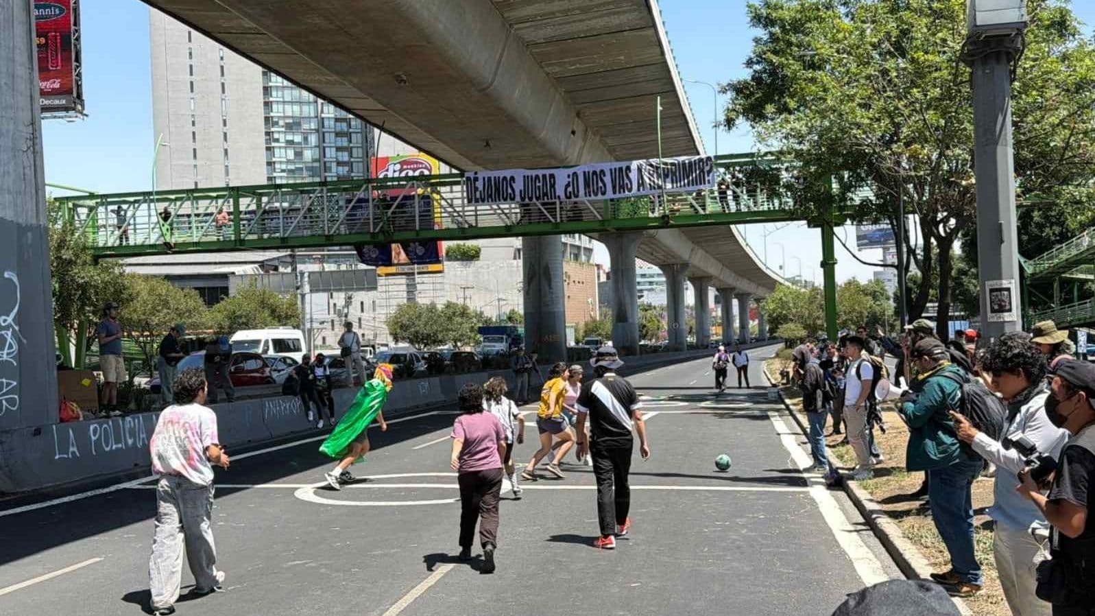 Manifestantes Bloquean Periférico Sur y Juegan Reta de Futbol en Carriles Centrales