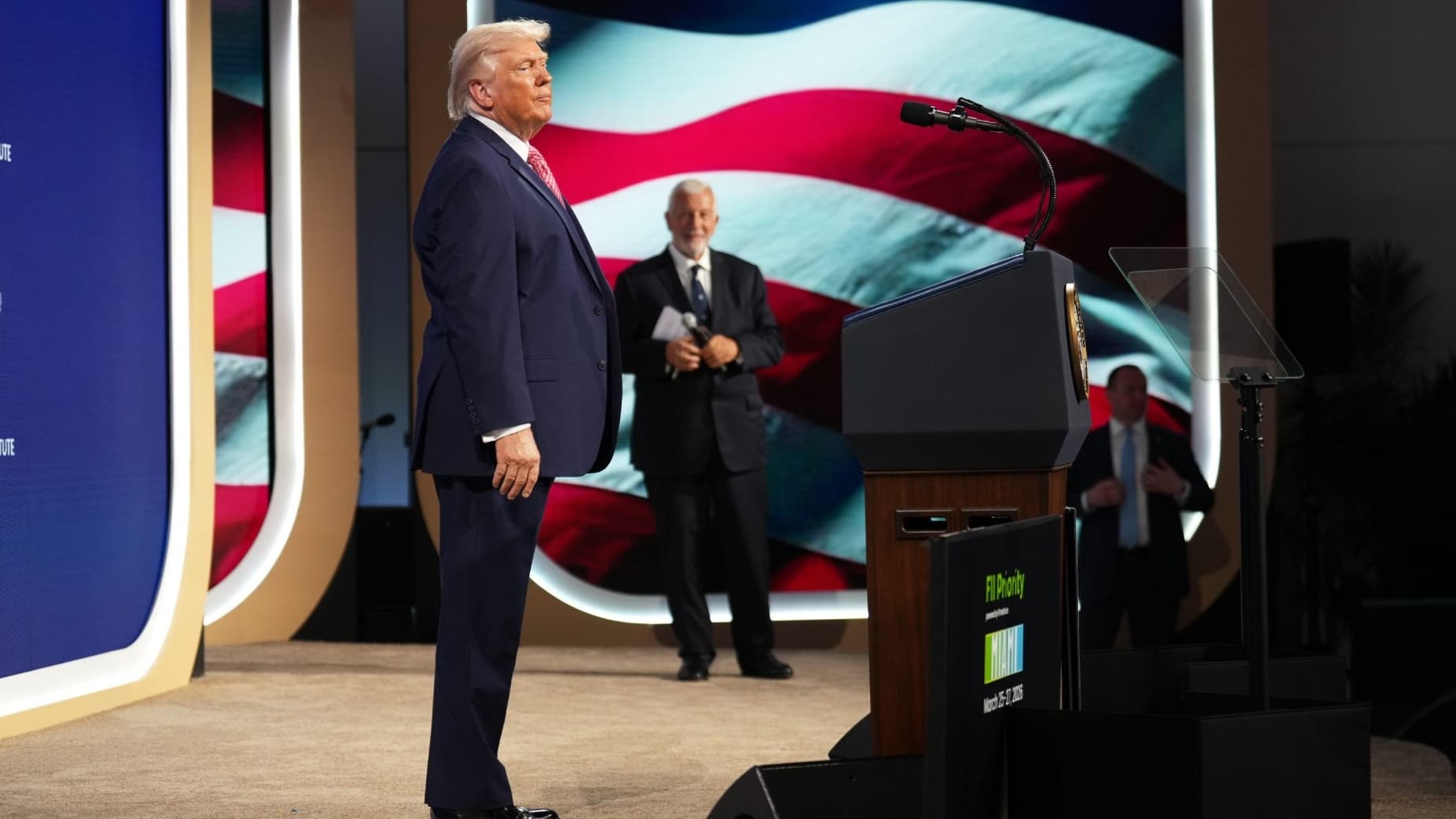 "Cuba es la Siguiente, Por Cierto", Advierte Trump Ante sus Seguidores MAGA en Miami