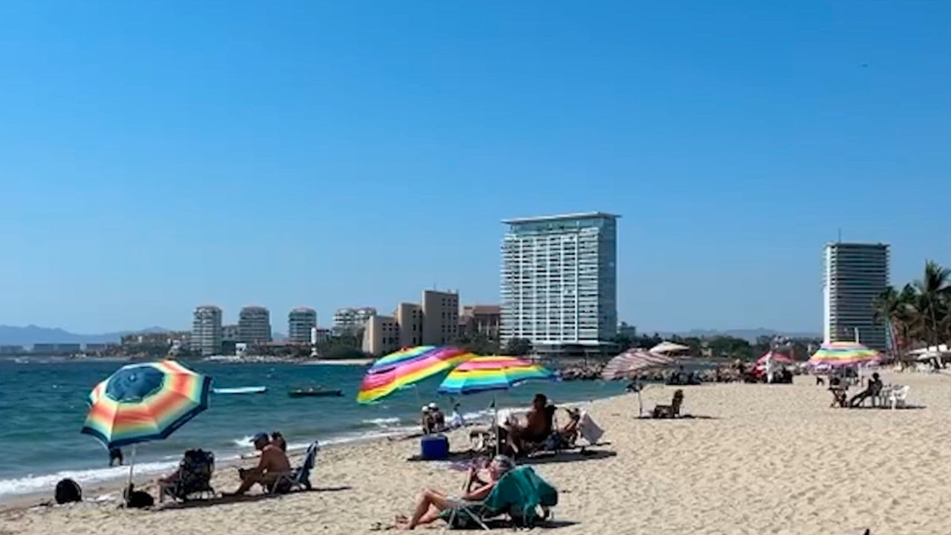 Investigan Muerte de Hombre que Cayó al Mar desde un Paracaídas en Puerto Vallarta