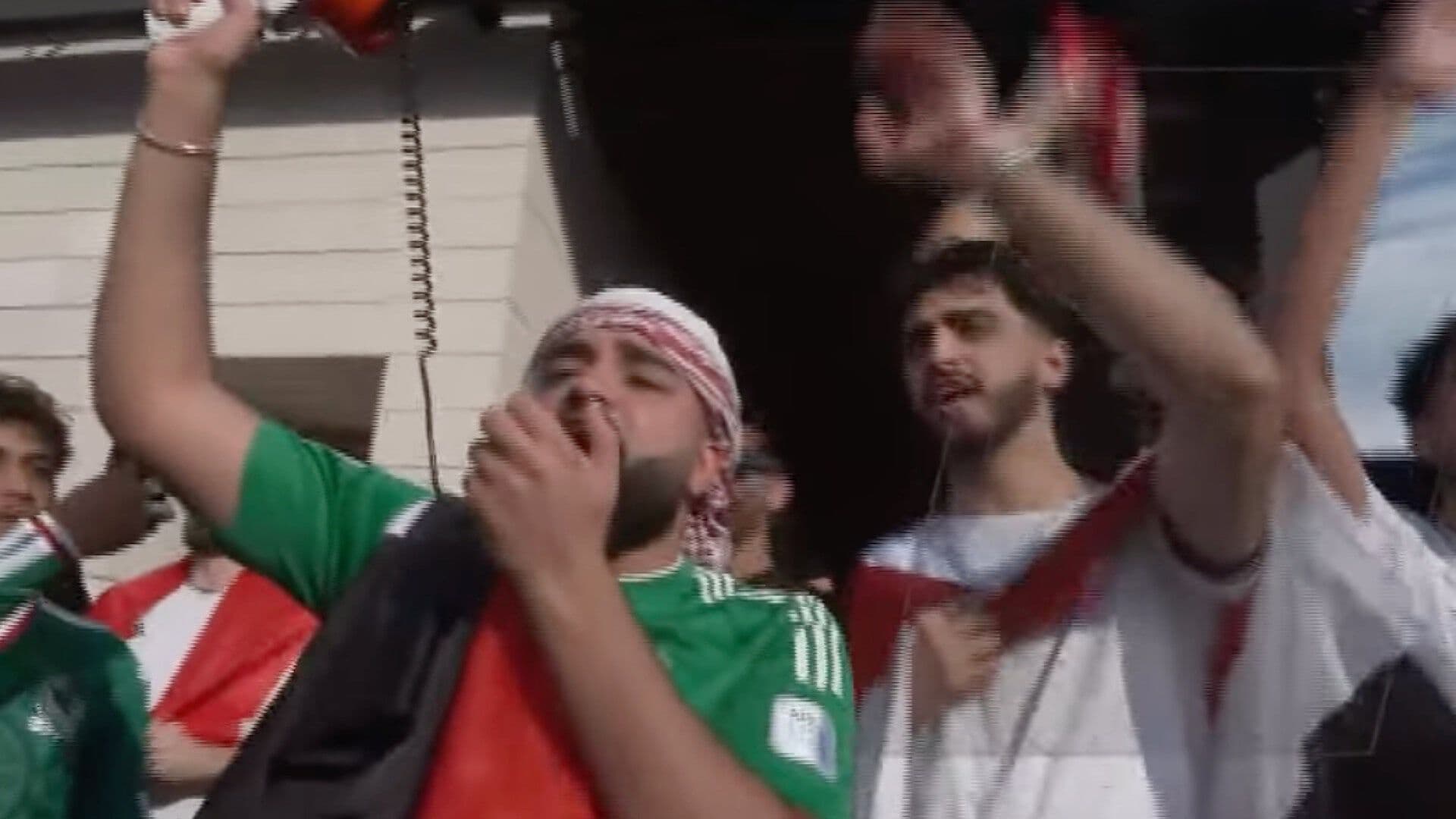 Aficionados Esperan Salida de Jugadores de Irak en Hotel en San Pedro, NL