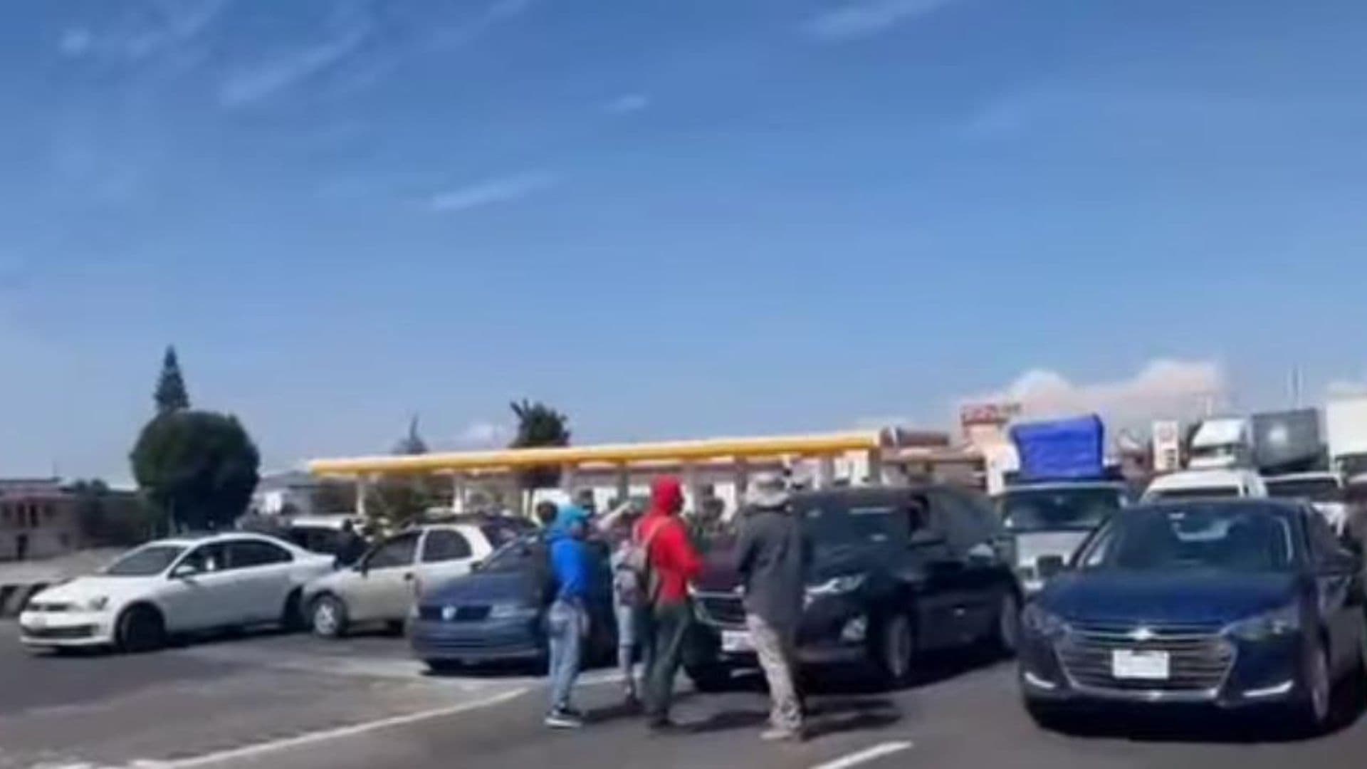 Bloqueo en la Autopista Puebla-Orizaba por Manifestación Provoca Tráfico Paralizado