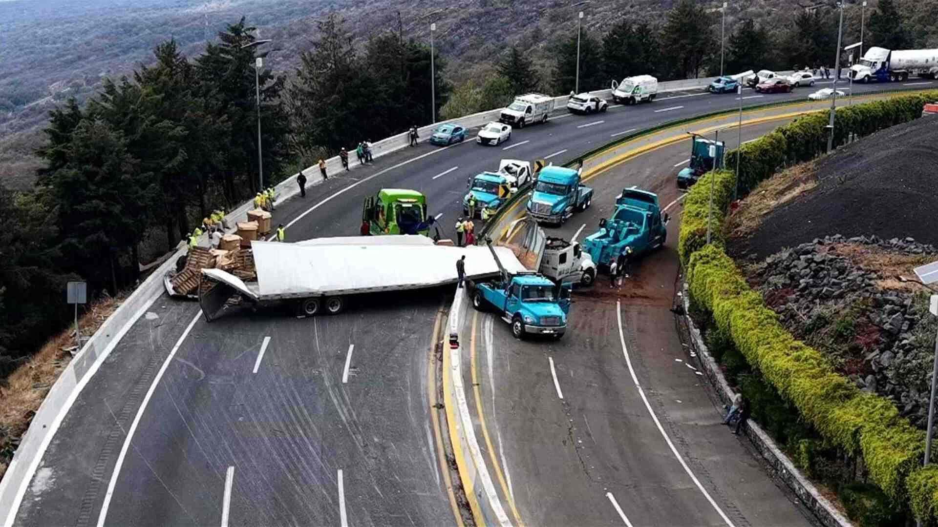 Accidente Hoy en La Pera: Así Fue la Volcadura de Tráiler en la México-Cuernavaca que Dejó un Muerto