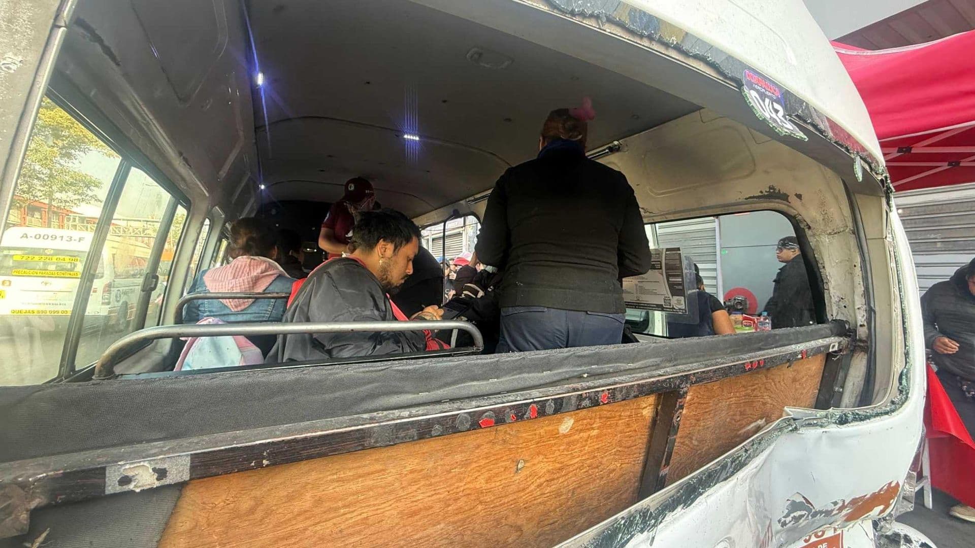 Pipa Choca con Unidad de Transporte Público en Calzada Zaragoza; Así la Afectación Vial