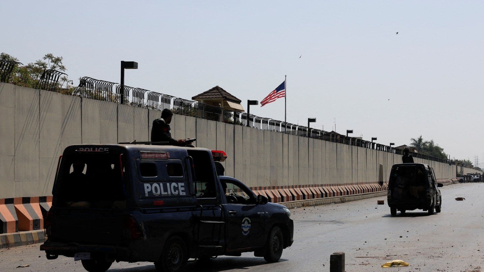 Manifestantes Vandalizan Consulado de Estados Unidos en Pakistán; Reportan Muertos y Heridos