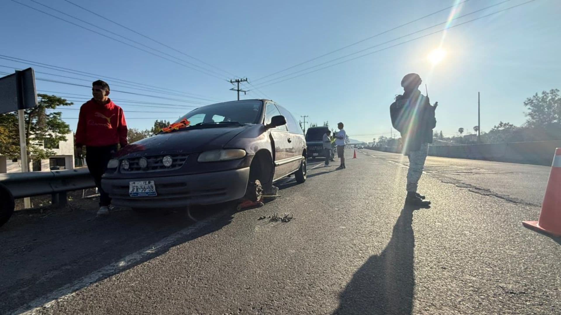 Vacacionistas y Peregrinos Quedan Varados en Carretera a Ameca por Ponchallantas