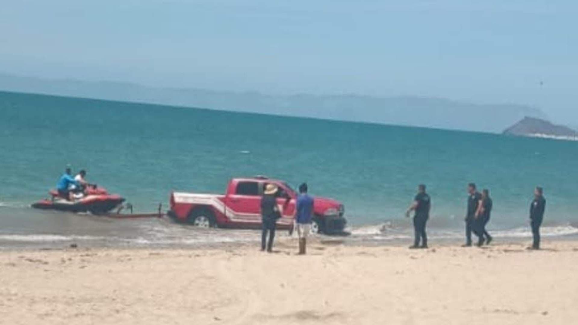 Rescatan a Hombre en Bahía de Kino; El Hombre Intentaba Llegar Nadando a la Isla Alcatraz