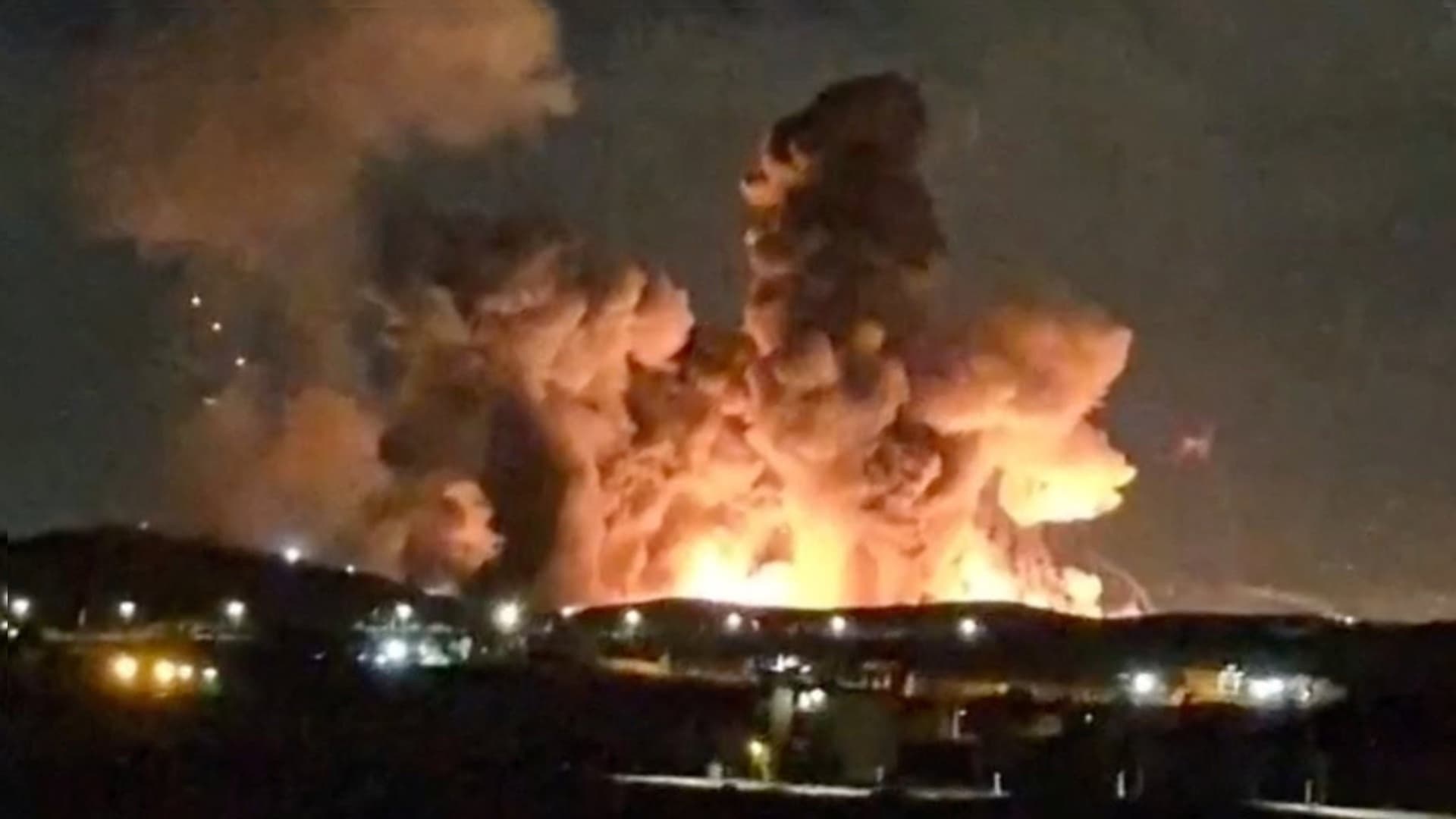 Reportan Ataques a Complejos Siderúrgicos en Irán; Teherán Daña Aeropuerto de Kuwait