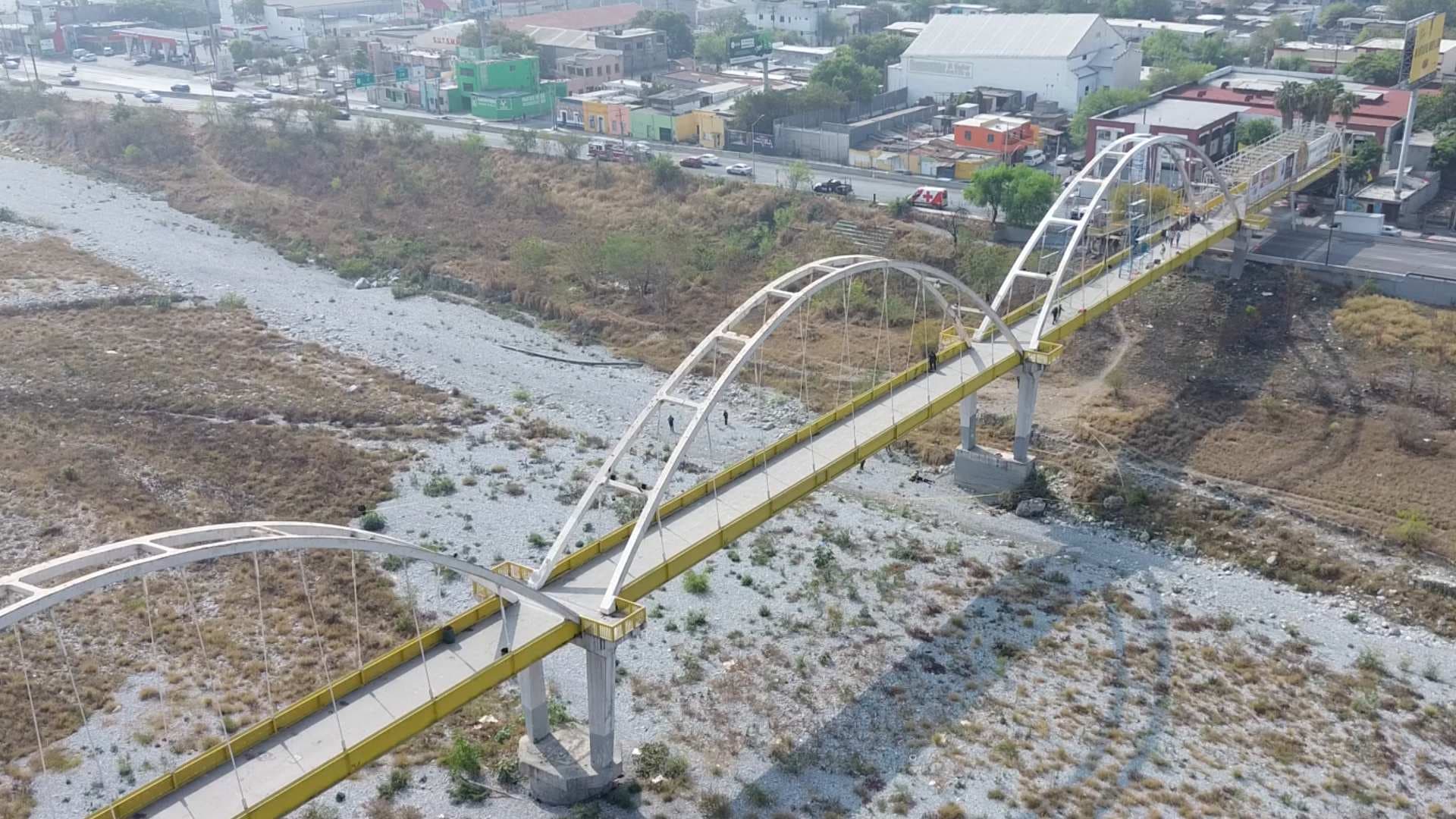 Investigan Muerte de Hombre Bajo el Puente del Papa en Monterrey