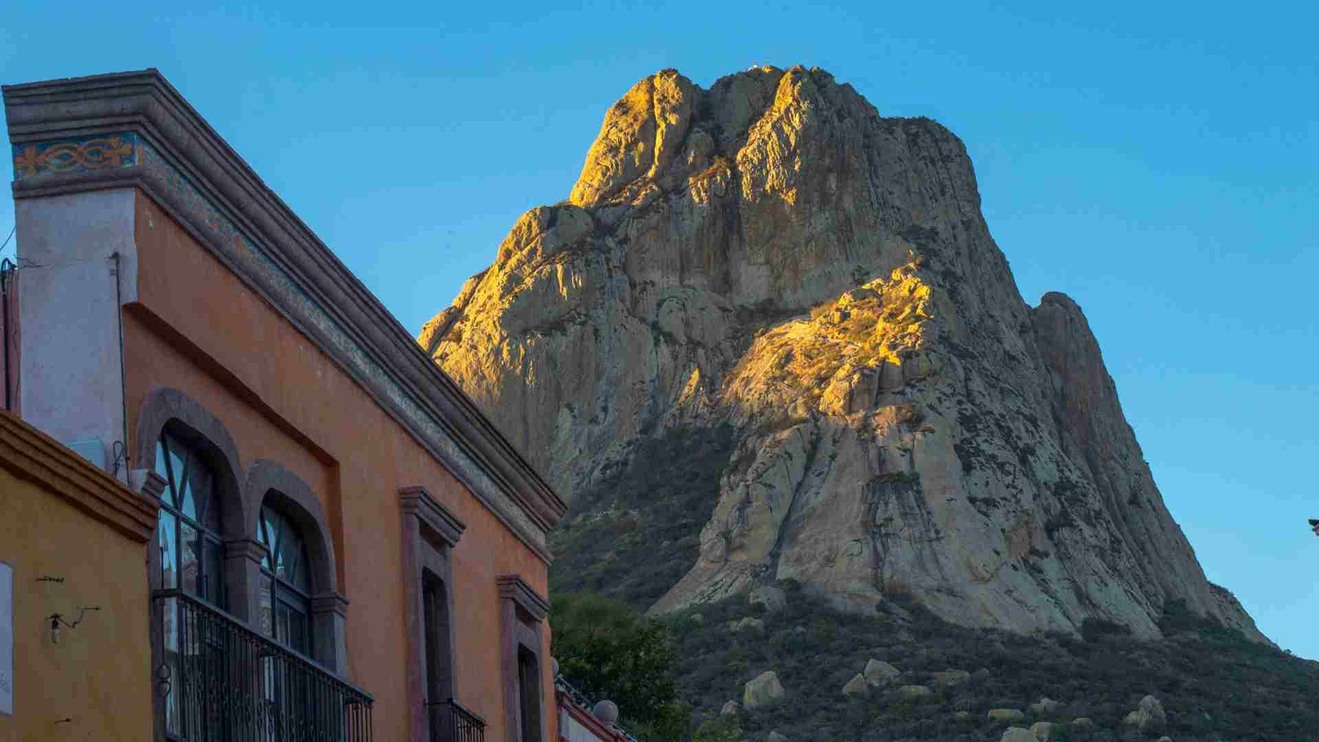 Reabren Sendero a la Cima de la Peña de Bernal para el Equinoccio tras un Año Cerrado