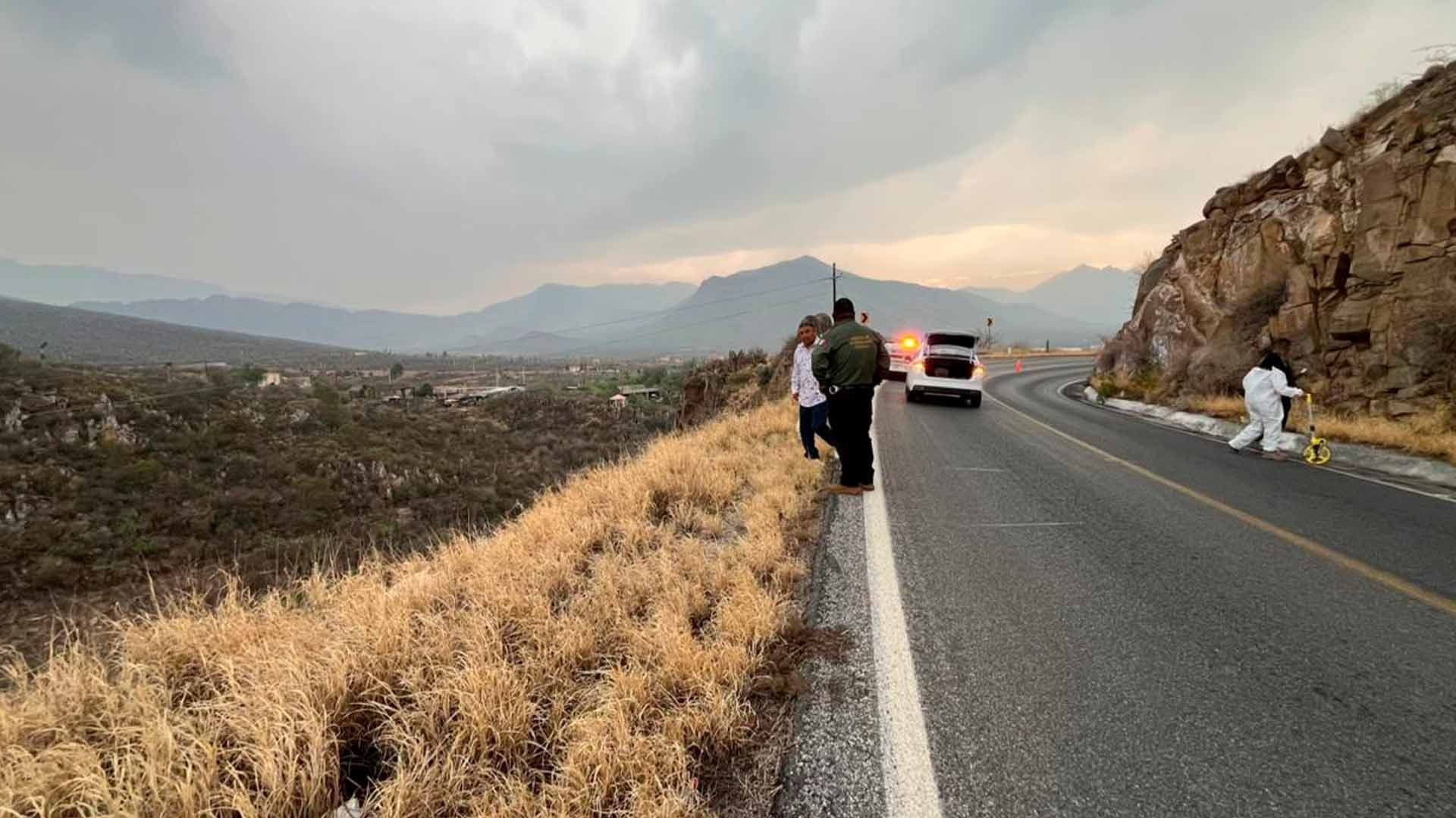 Familia Vuelca en Carretera Antigua a Monclova; Muere Madre y Dos Resultan Lesionados