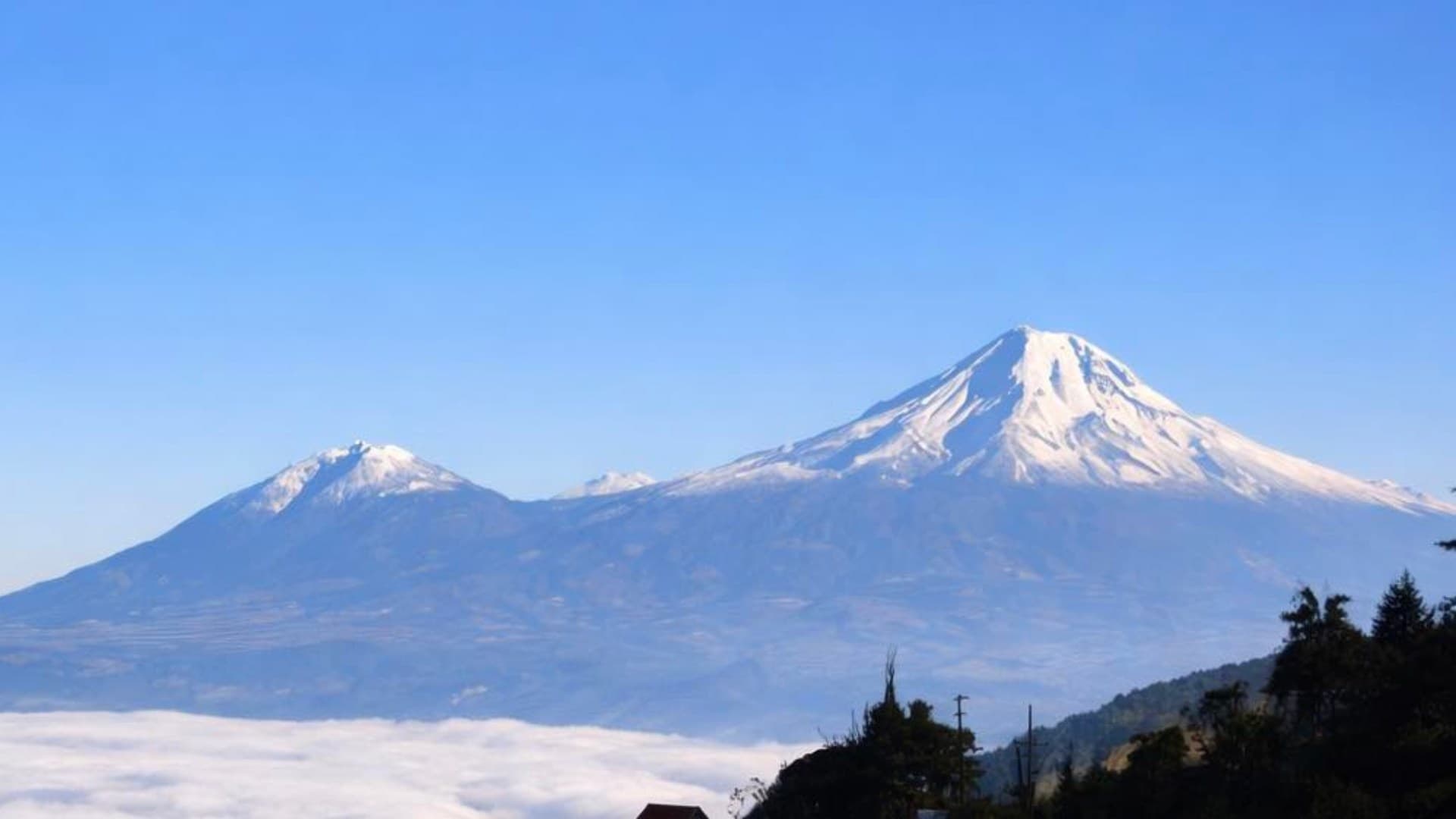 Se Registra la Cuarta Nevada de la Temporada Invernal en El Pico de Orizaba, Veracruz