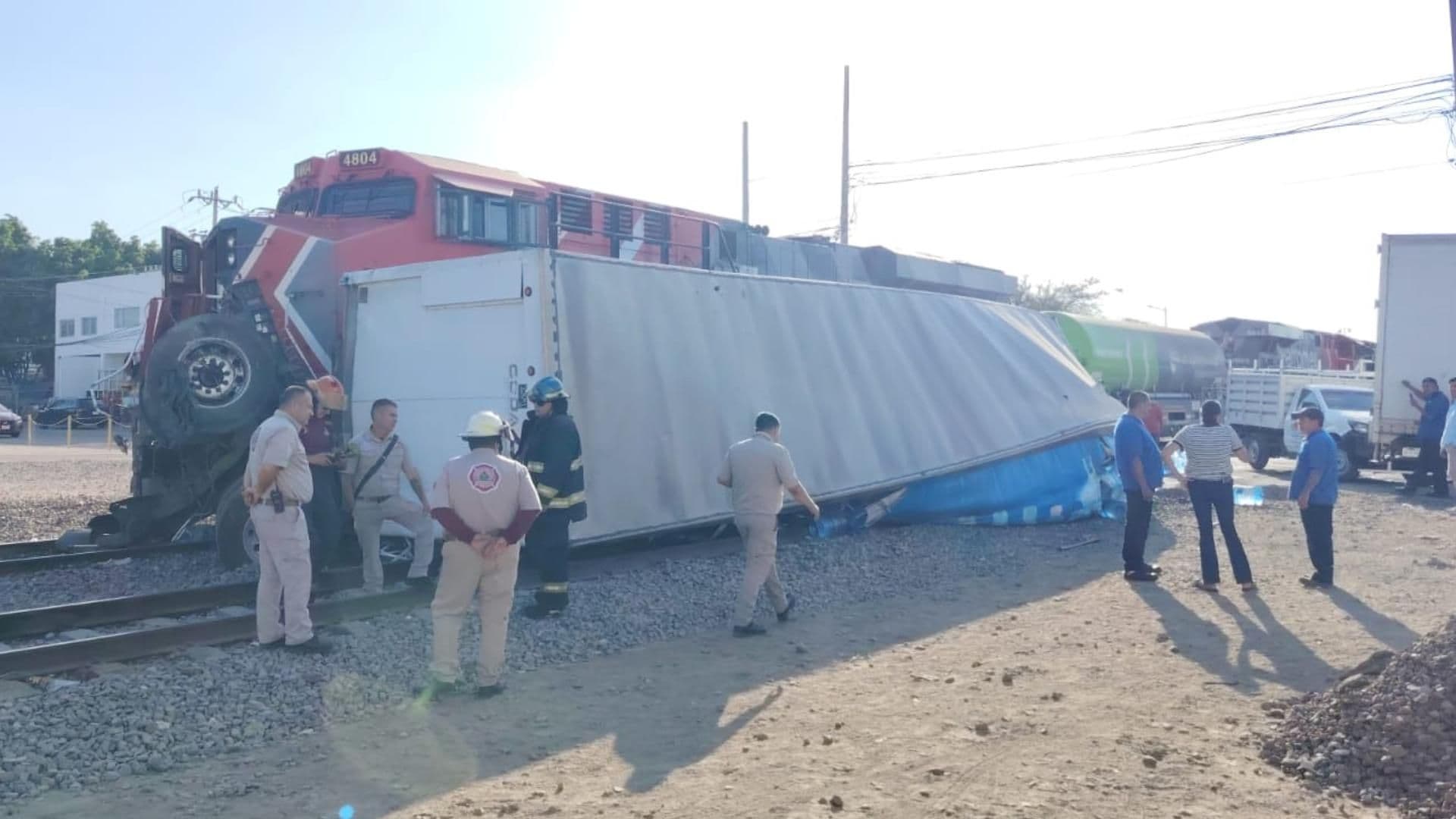 Tren y Camión Cargado de Garrafones se Impactan en el Álamo Industrial de San Pedro Tlaquepaque