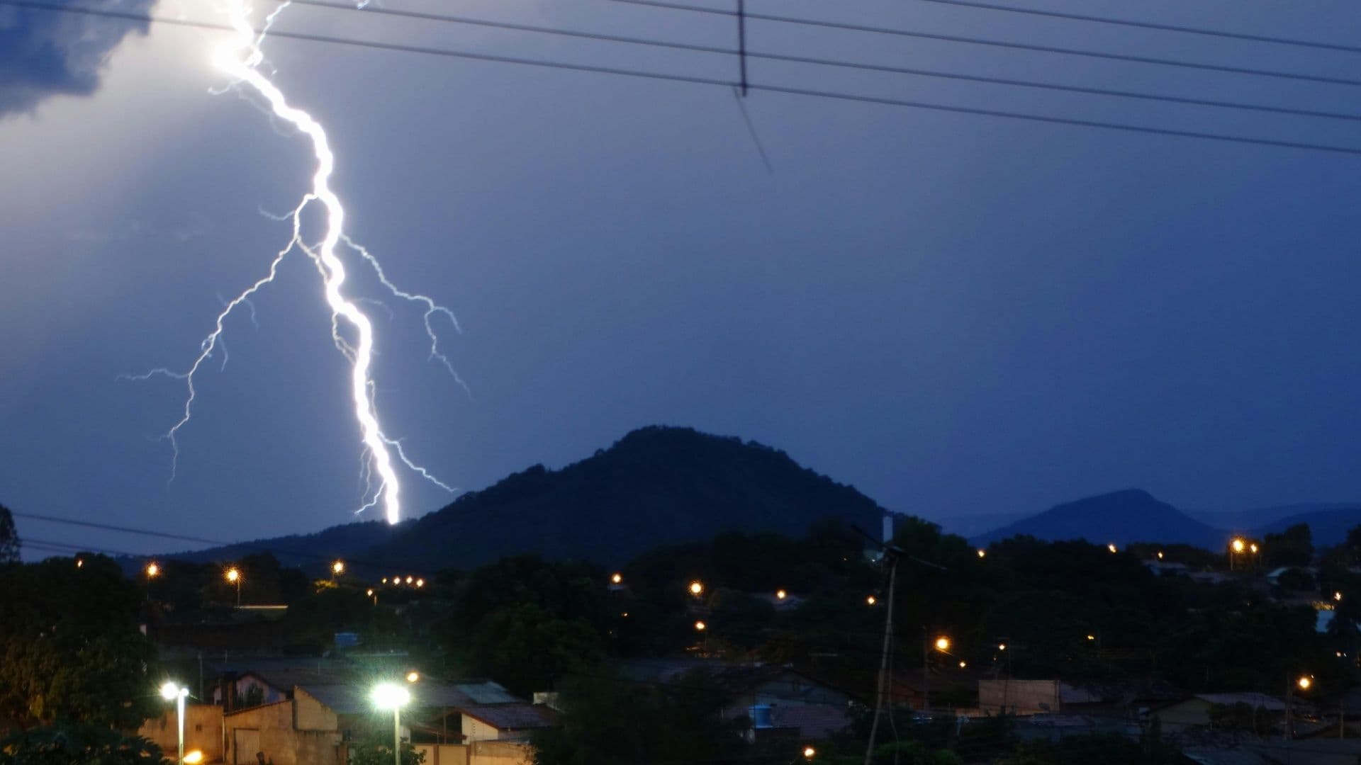 Rayo Mata a Tres Hermanos Durante Tormenta Eléctrica en Santa María Ozolotepec, Oaxaca