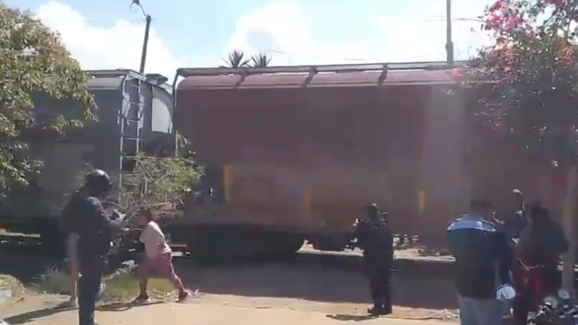 Tren Arrastra Alzadora de Caña tras Intentar Ganarle el Paso en Amatlán, Veracruz; Hay un Herido