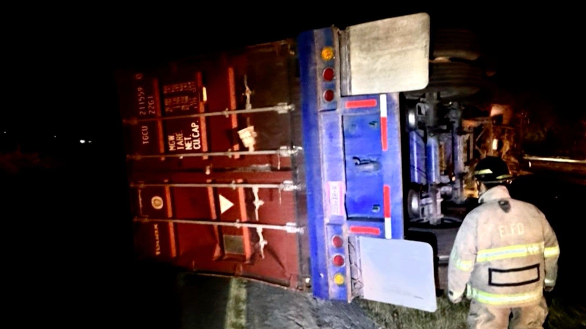 Conductor Queda Herido tras Dormitar y Volcar su Tráiler en Carretera Nacional en Linares, NL