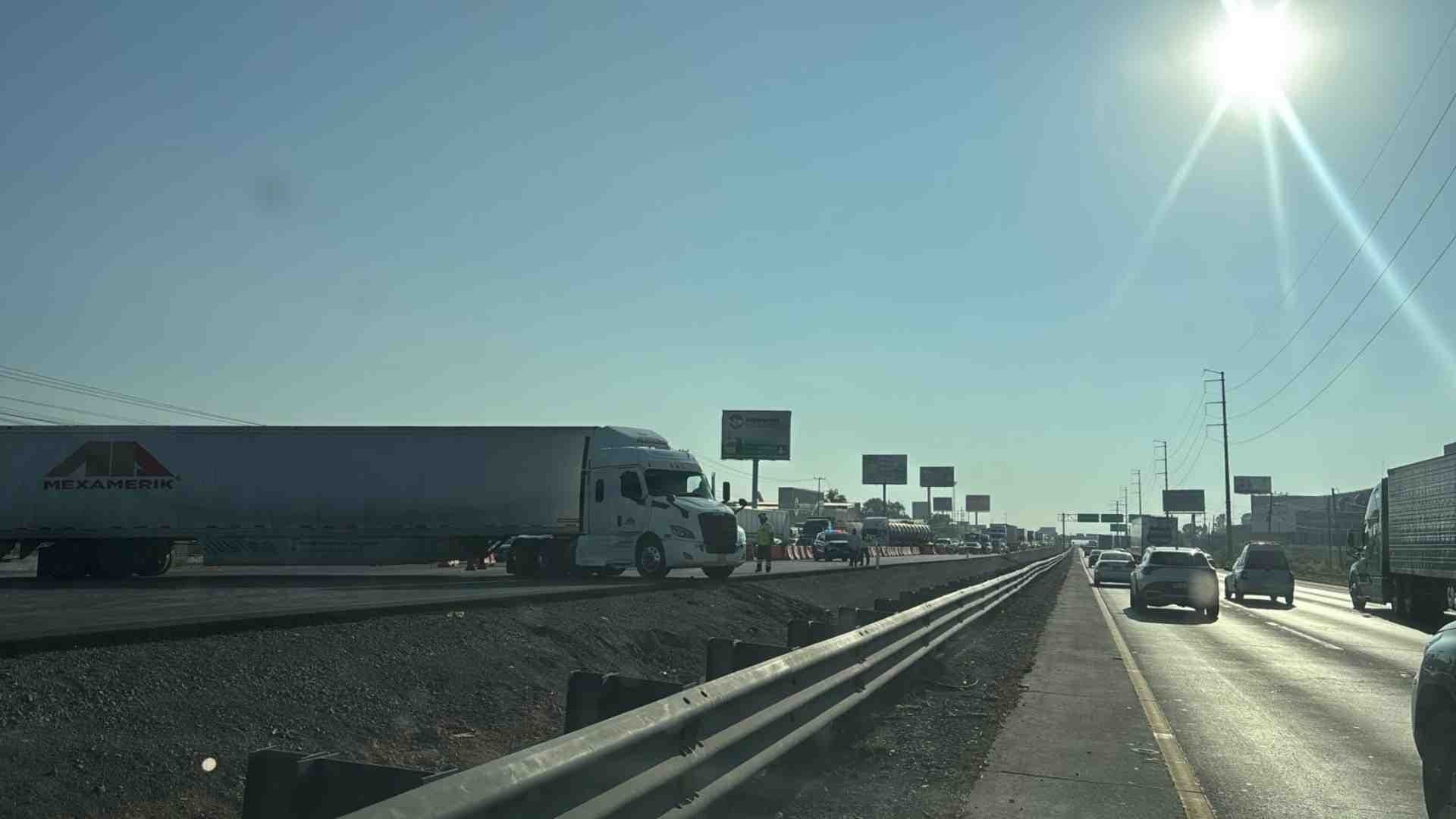 Tráiler Bloquea la 57 y Colapsa Tránsito en El Marqués, Querétaro