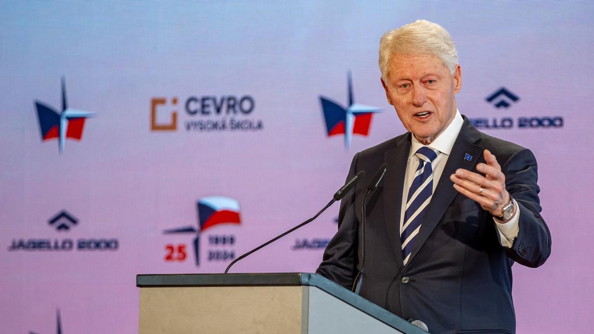 Bill Clinton Recibe Condecoración Checa en 25 Aniversario de la Entrada del País a la OTAN