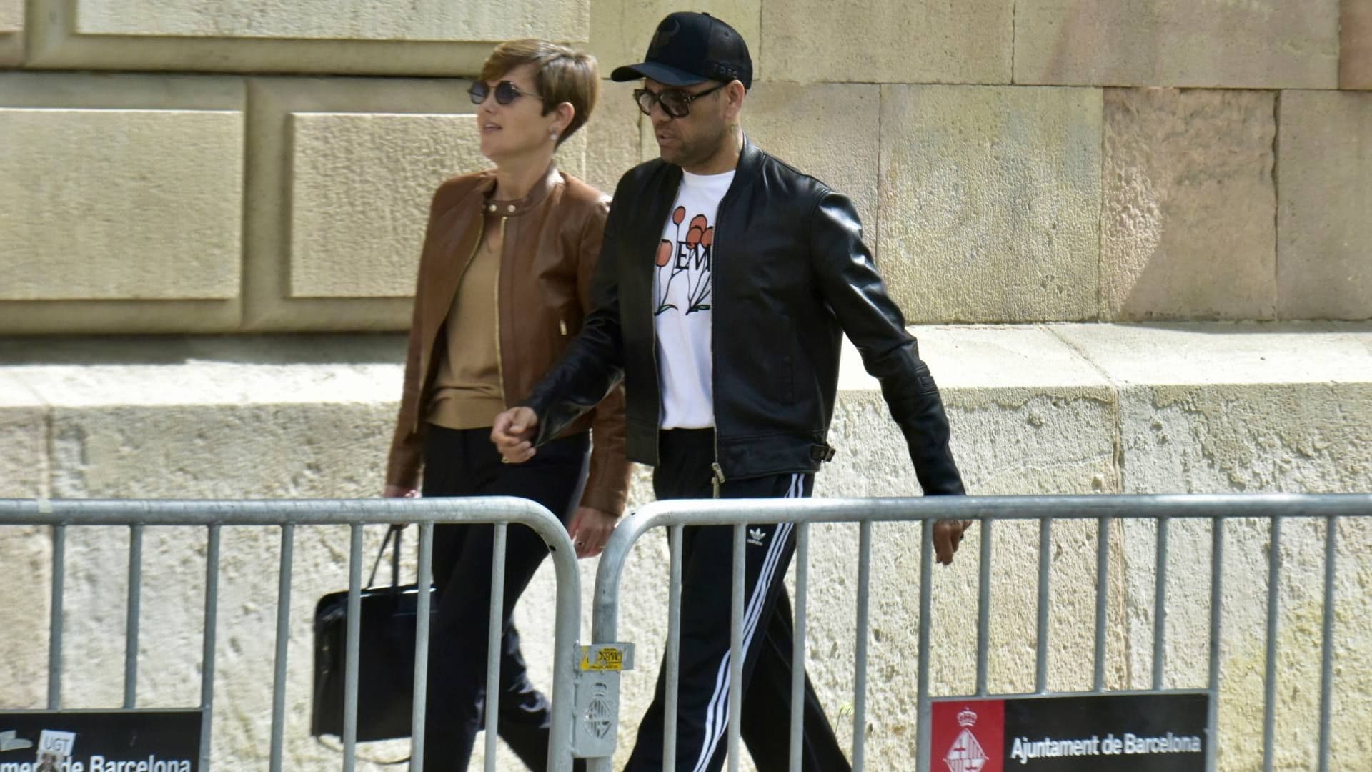 Dani Alves Devuelve 150 mil Euros al Padre de Neymar, que le Prestó para su Defensa